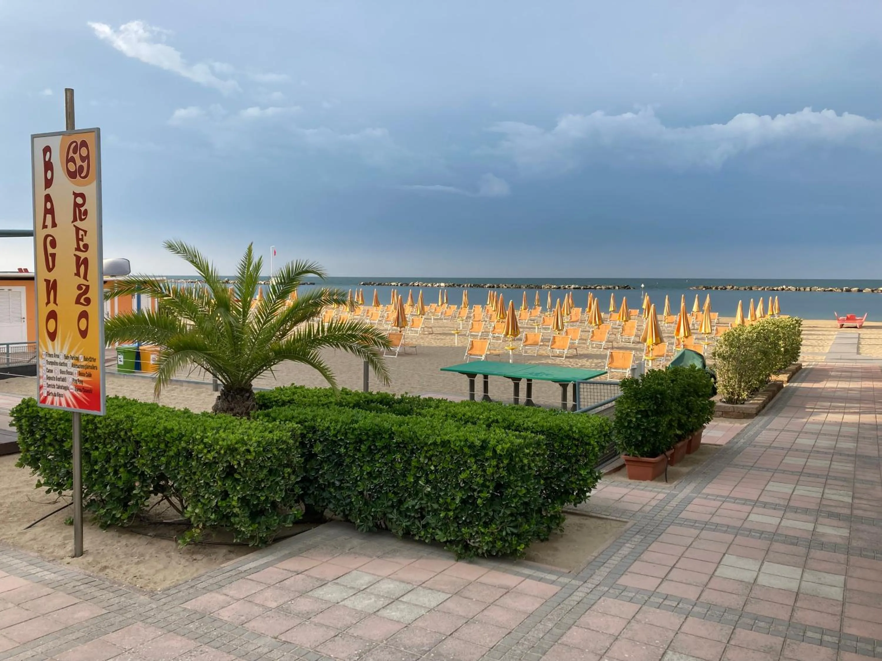 Beach in Santa Barbara hotel & apartments