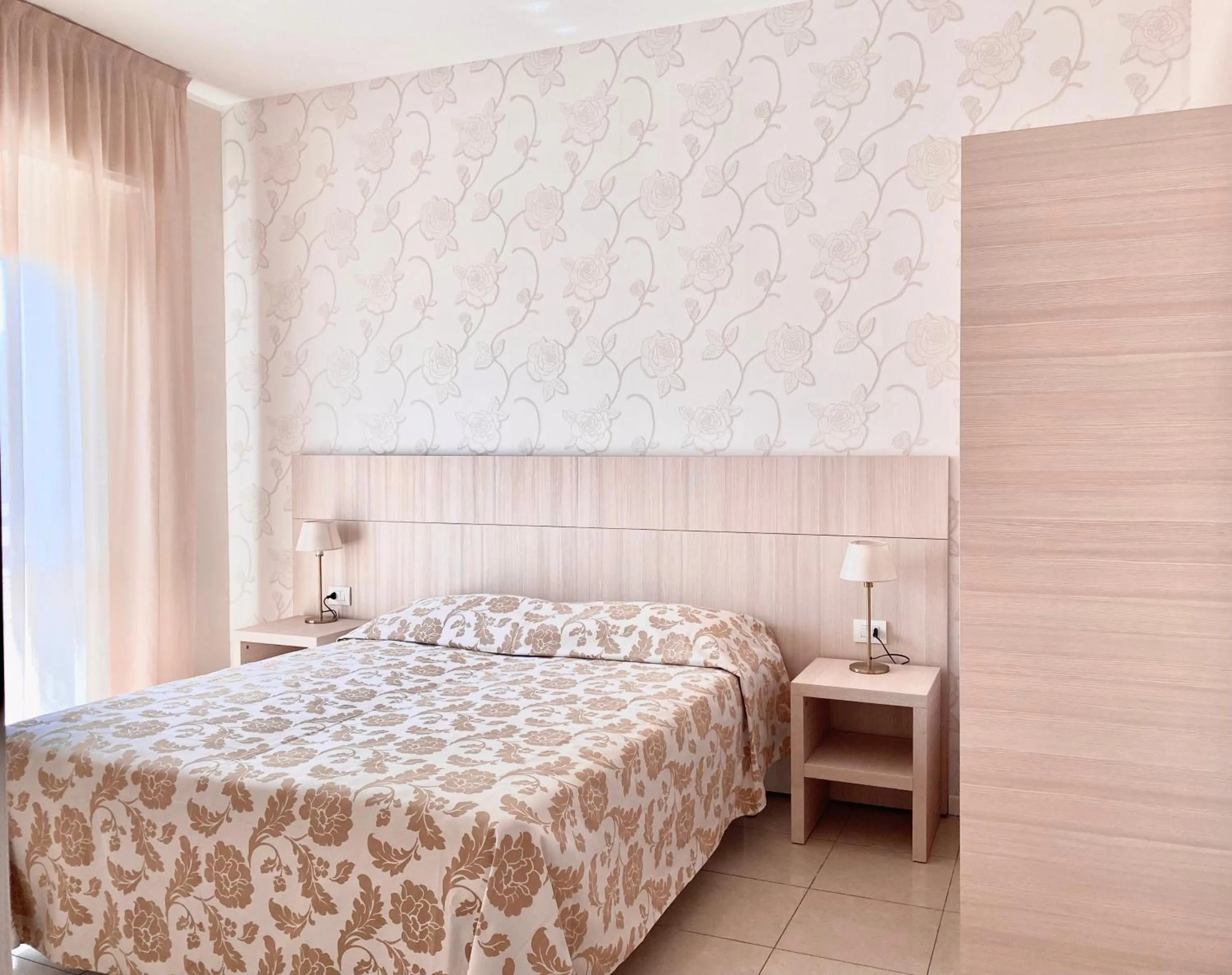 Photo of the whole room, Bed in Santa Barbara hotel & apartments