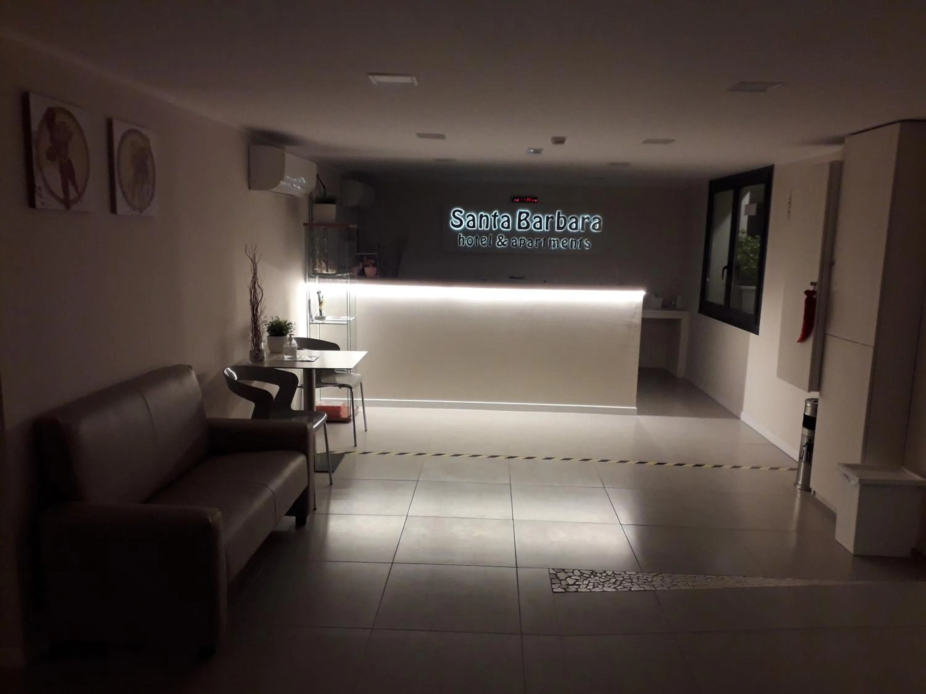 Lobby or reception in Santa Barbara hotel & apartments