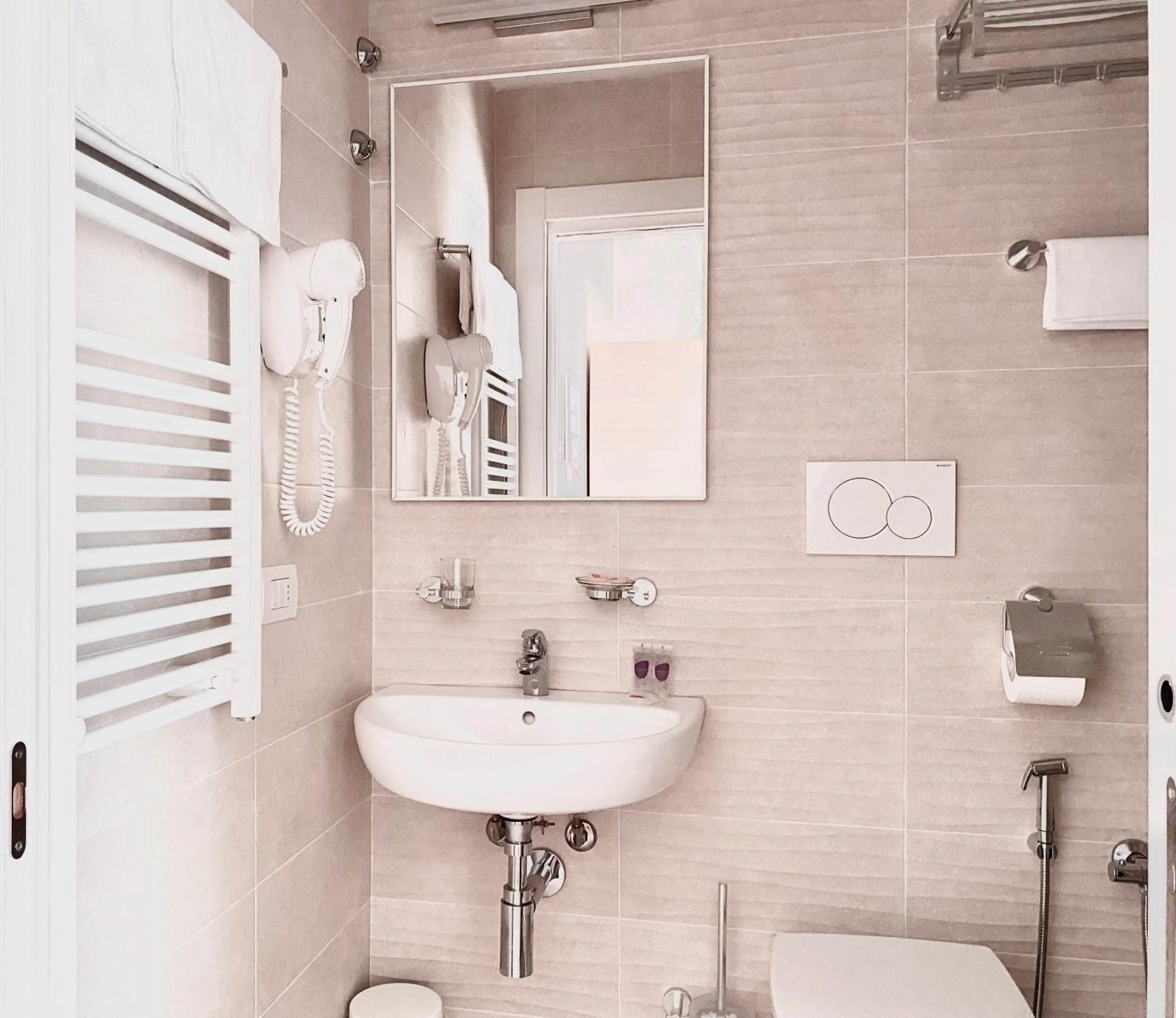 Bathroom in Santa Barbara hotel & apartments