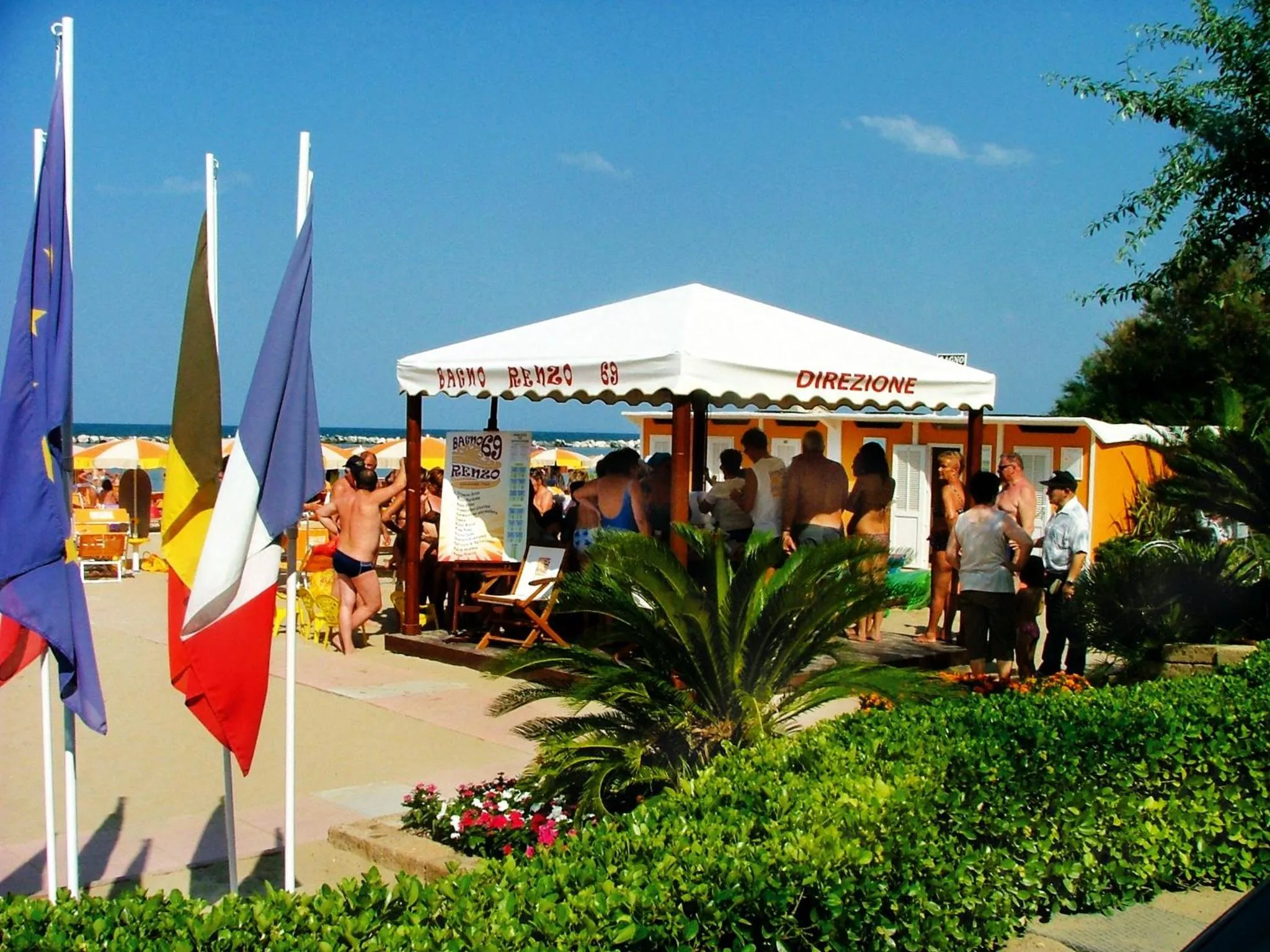 Beach in Santa Barbara hotel & apartments
