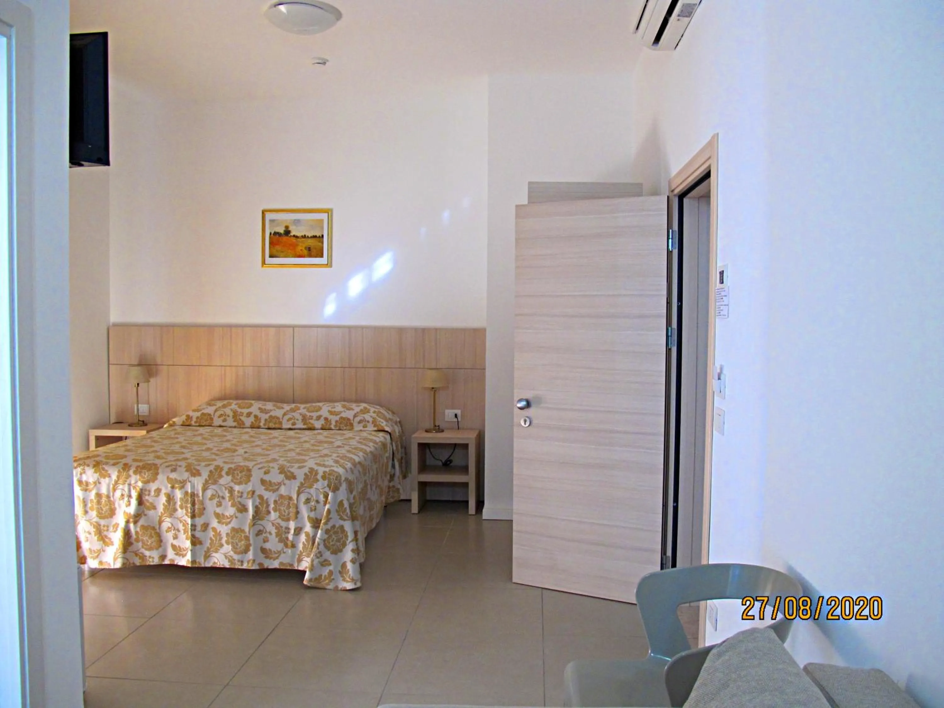 Photo of the whole room, Bed in Santa Barbara hotel & apartments