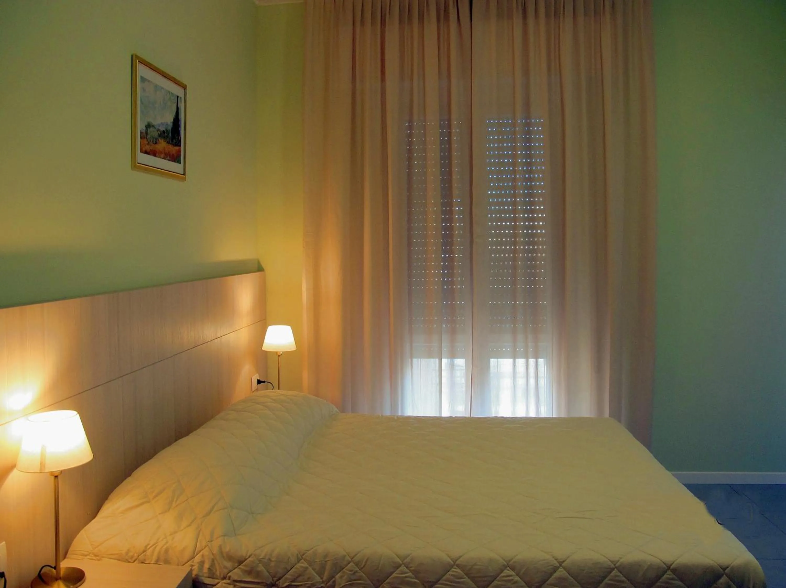 Bed in Santa Barbara hotel & apartments