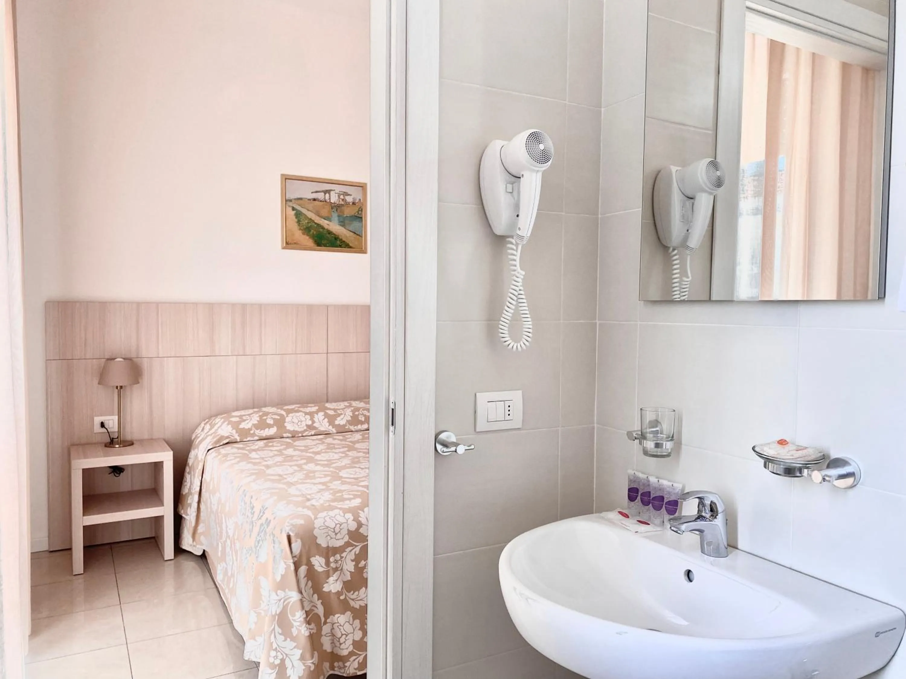 Bathroom, Bed in Santa Barbara hotel & apartments