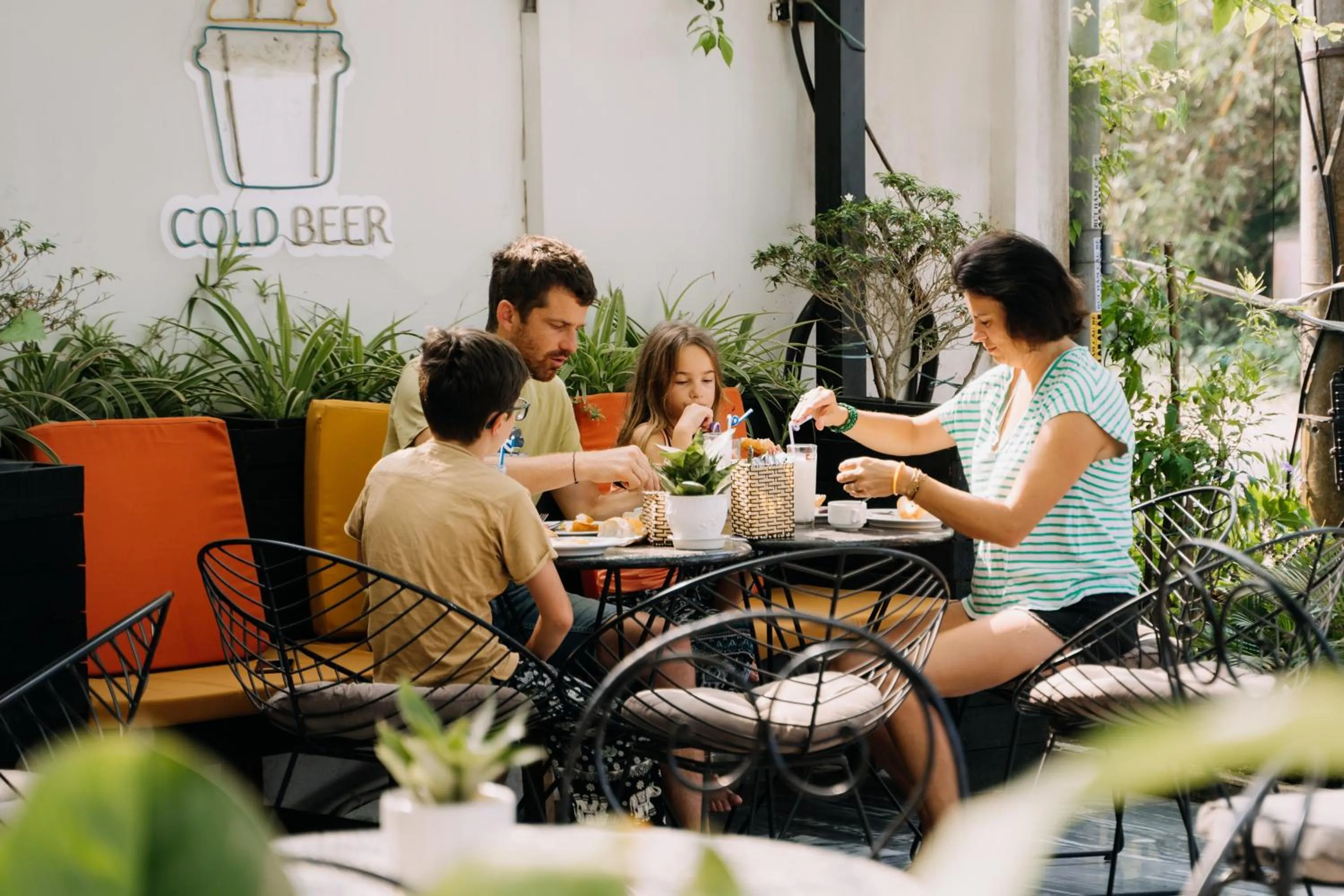 Restaurant/places to eat in Haemer Villa Green Hearth Stay