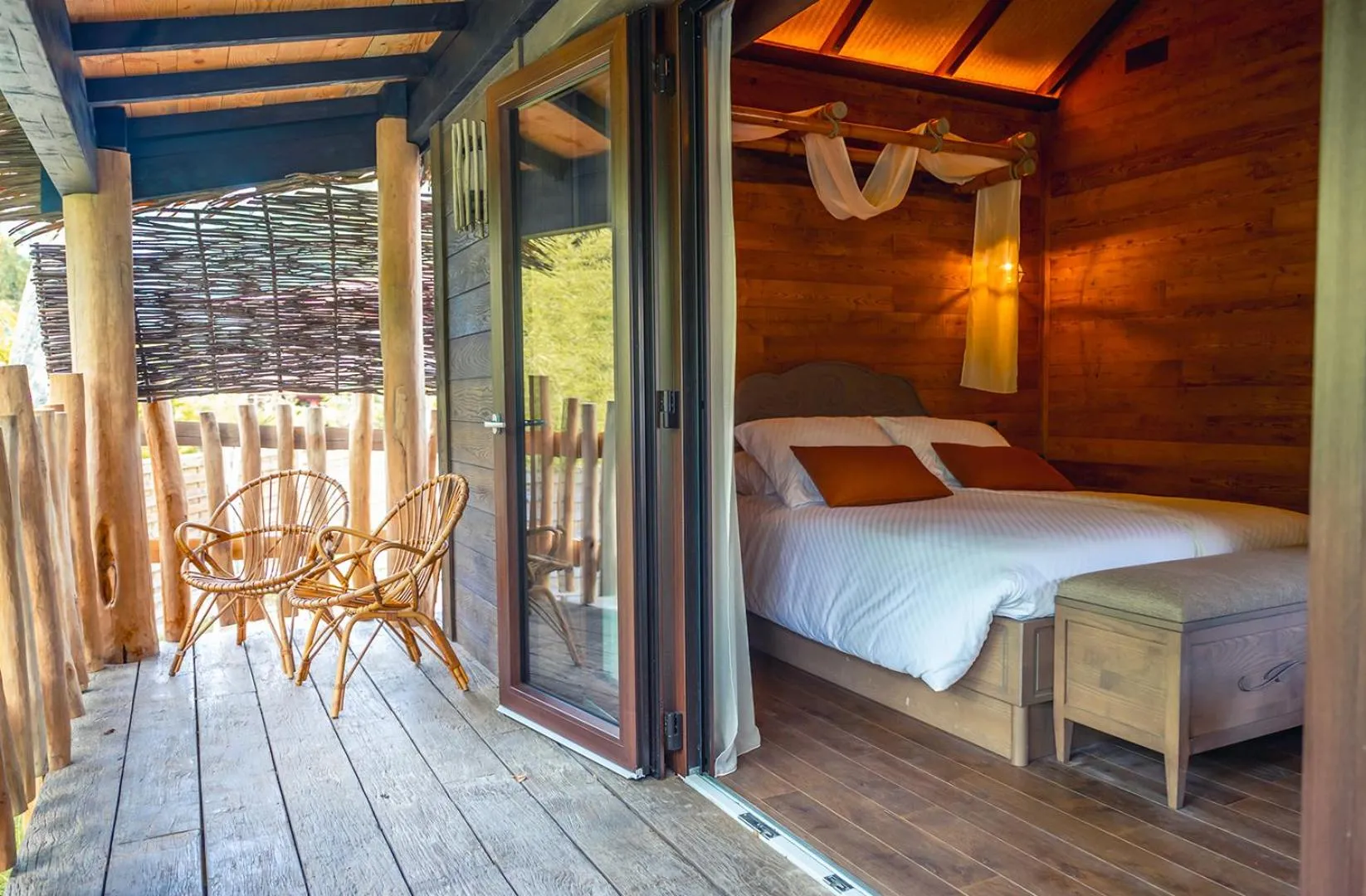 Property building, Bed in Nigloland Hôtels