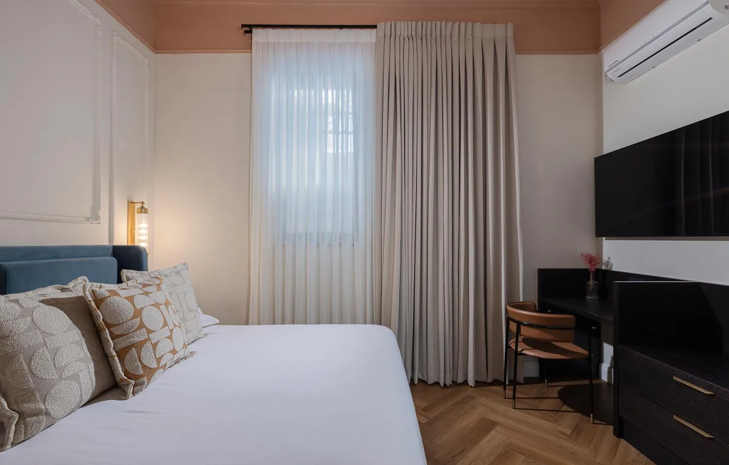 Bed in Villa Albi - Machne Yehuda Hotel