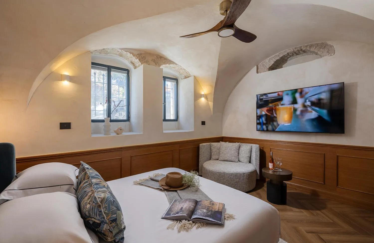 Bed in Villa Albi - Machne Yehuda Hotel