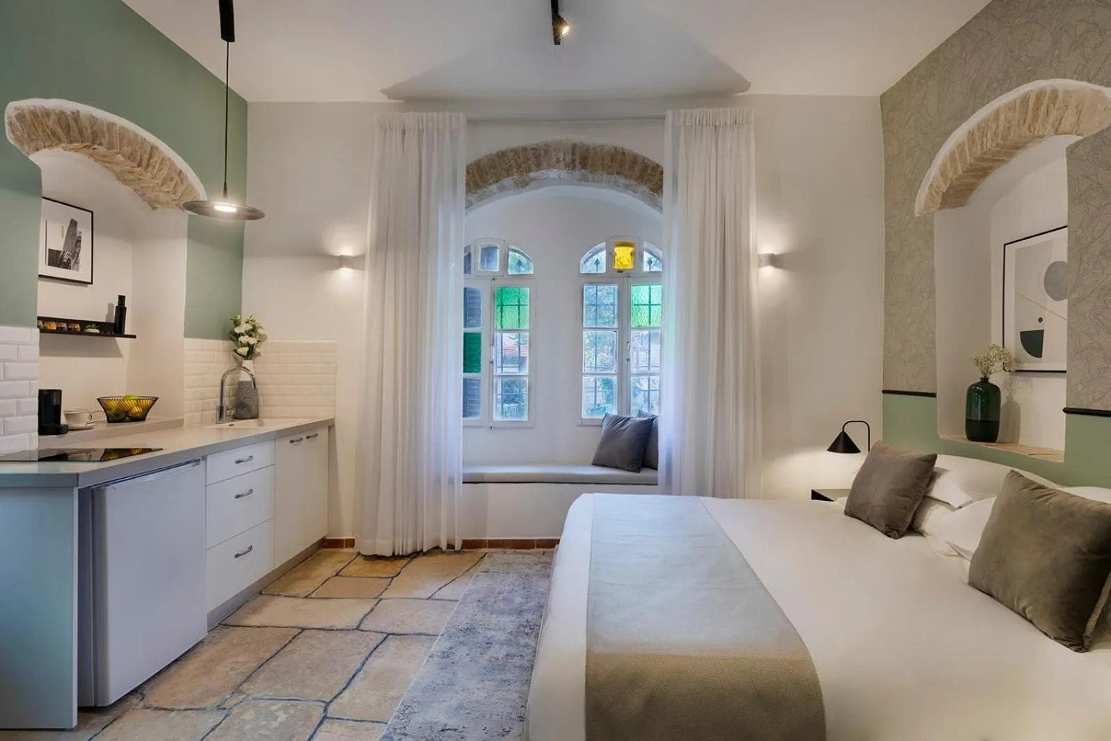 Bed in Villa Albi - Machne Yehuda Hotel