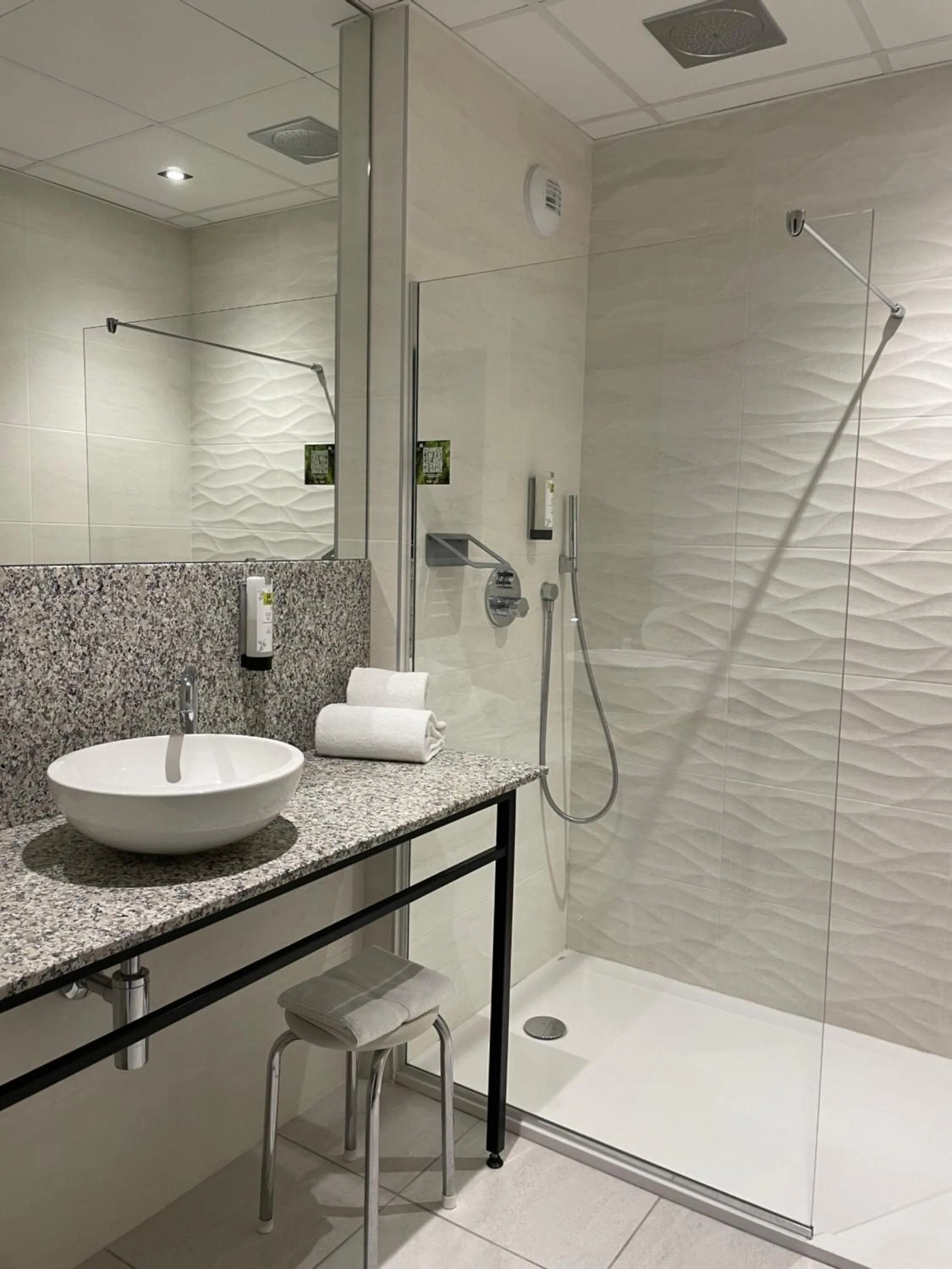 Bathroom in Logis Hôtel Victor Hugo & Spa