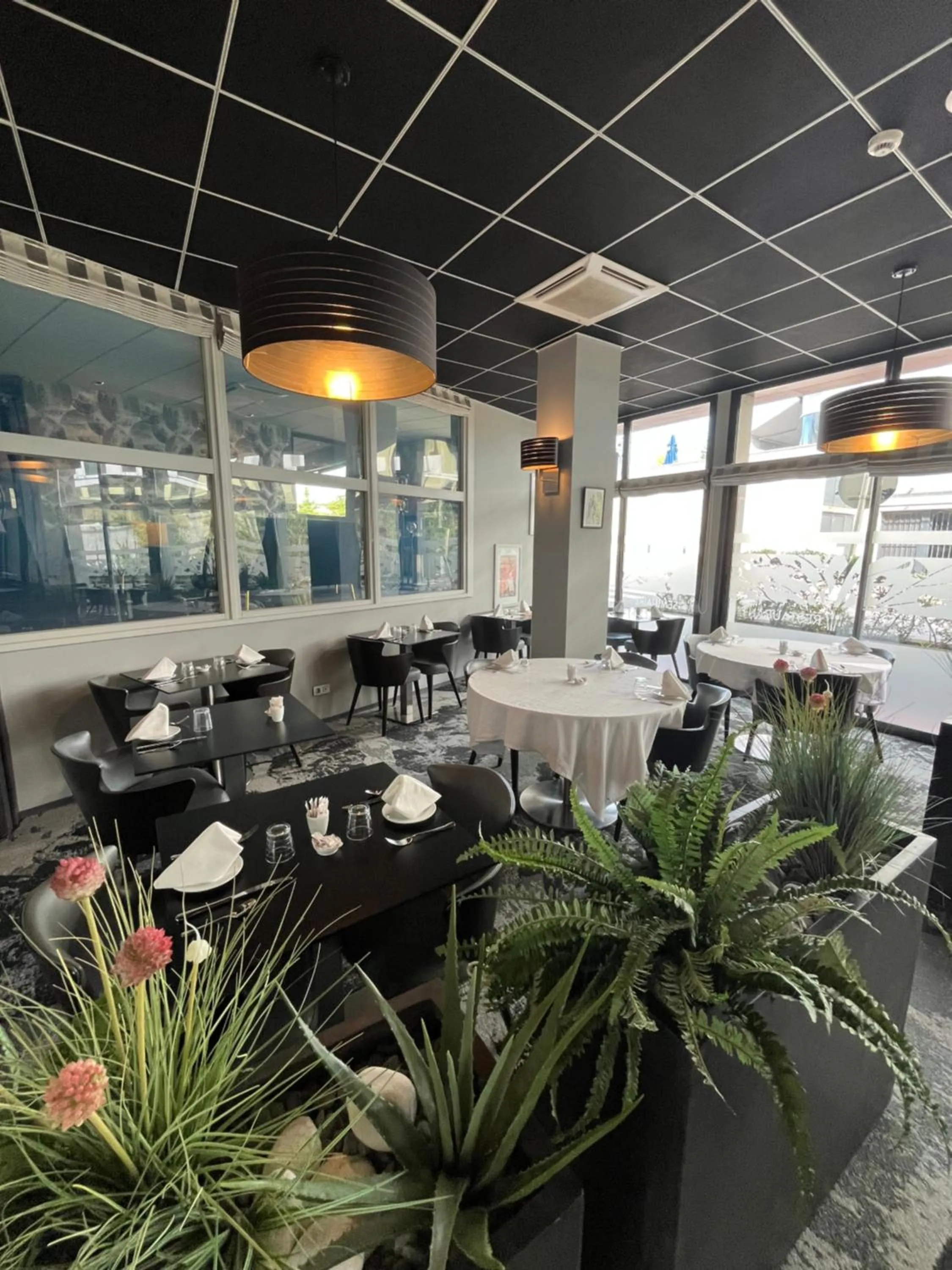 Breakfast in Logis Hôtel Victor Hugo & Spa