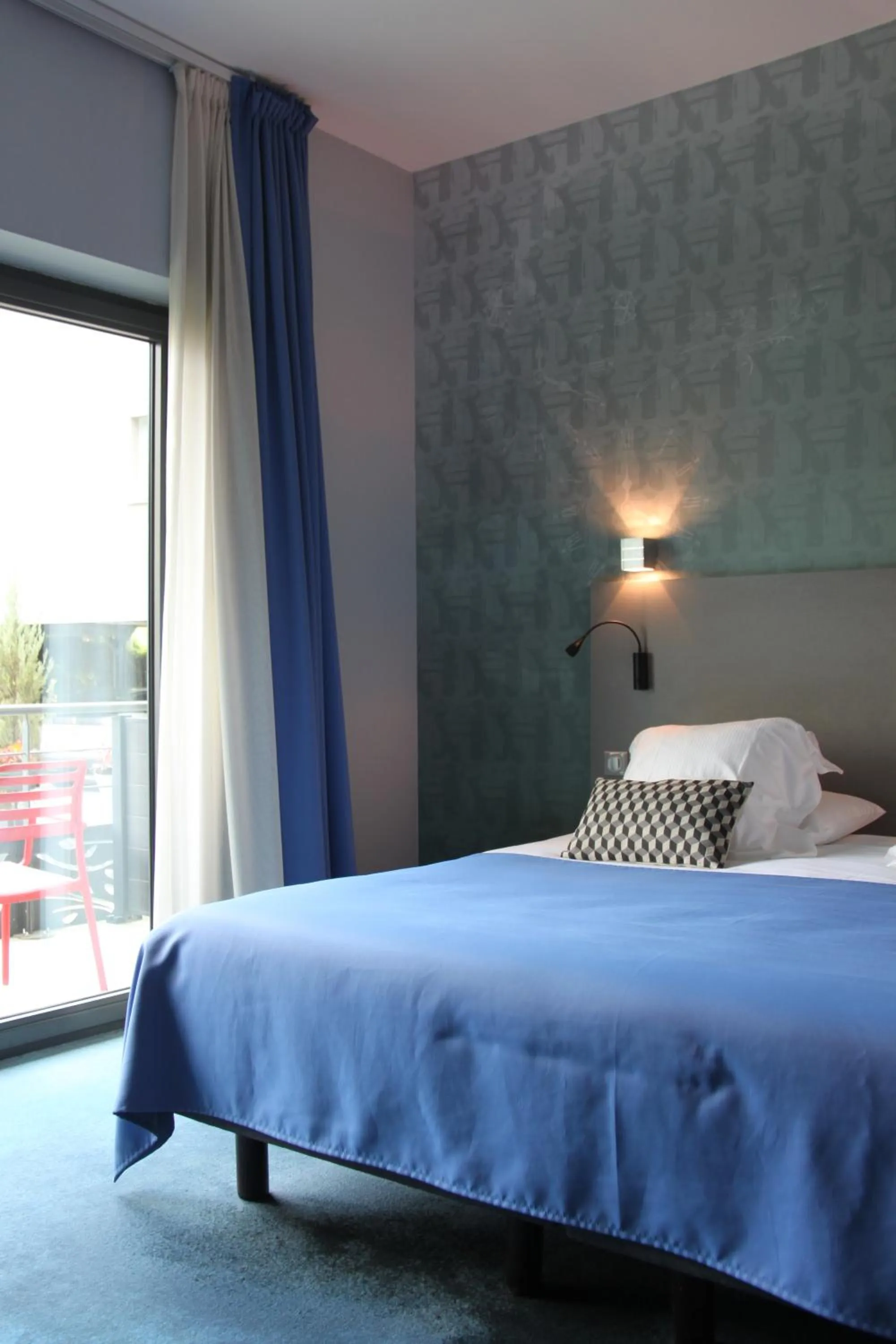 Bedroom, Bed in Logis Hôtel Victor Hugo & Spa