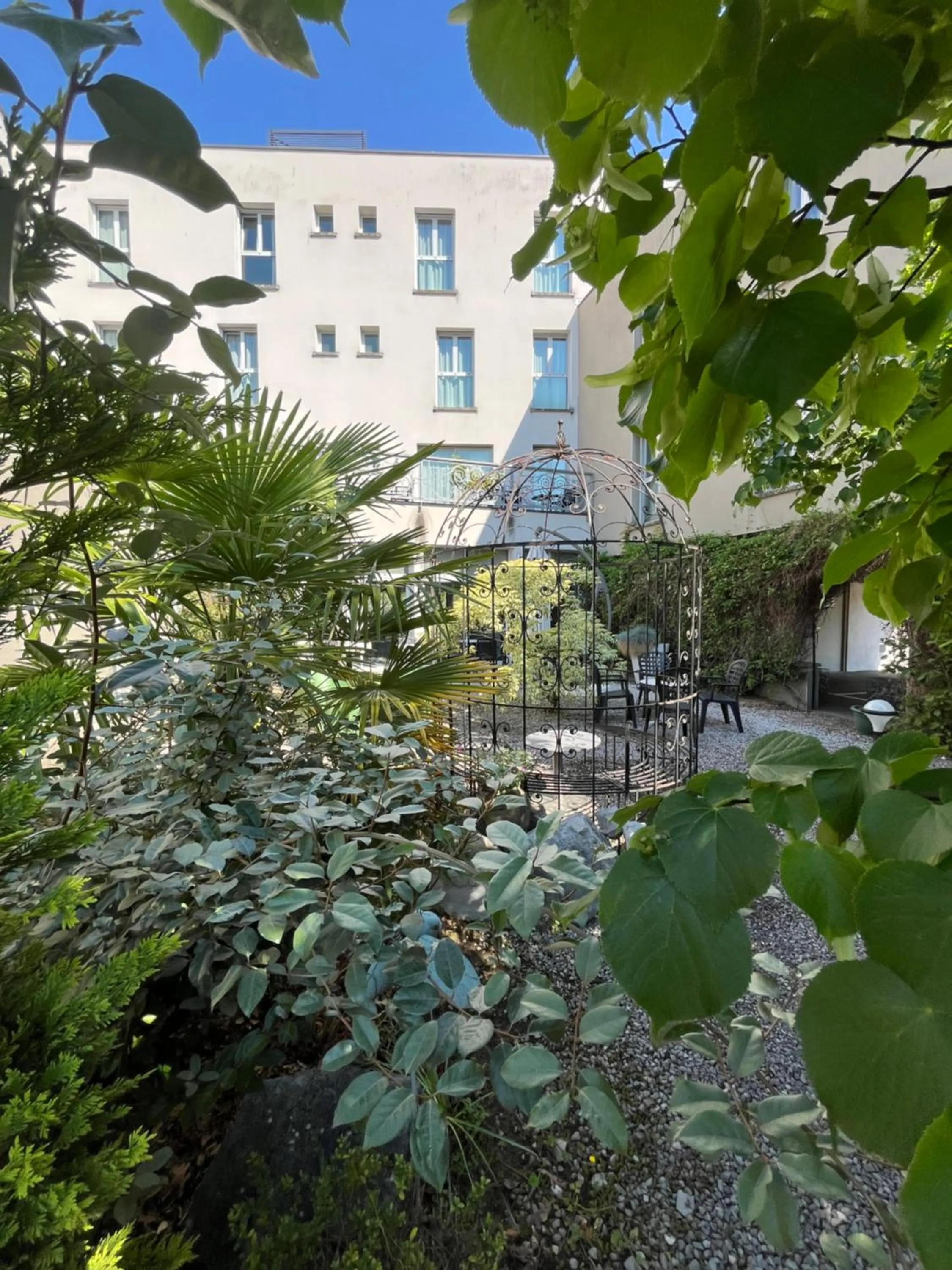 Garden in Logis Hôtel Victor Hugo & Spa