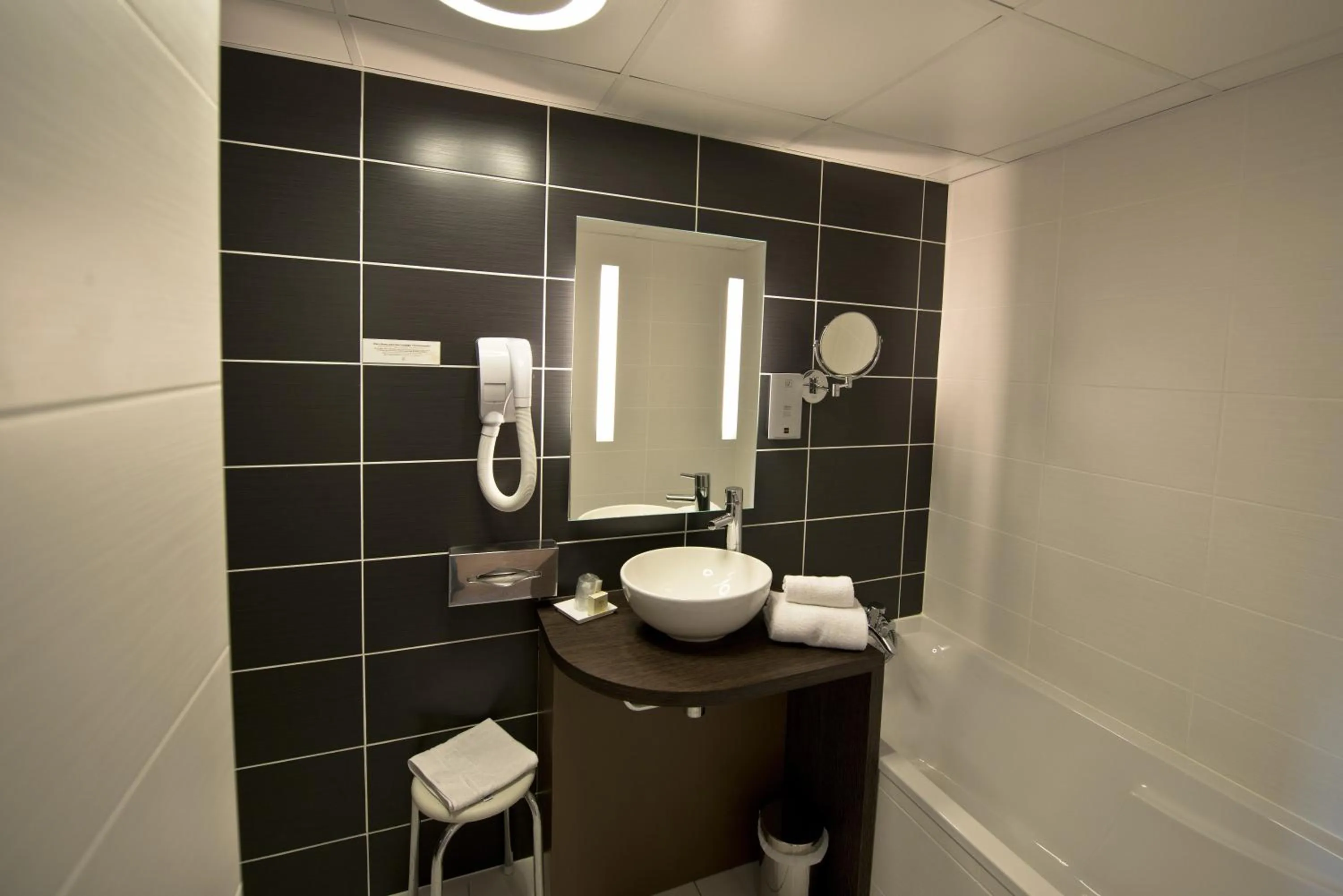 Bathroom in Logis Hôtel Victor Hugo & Spa