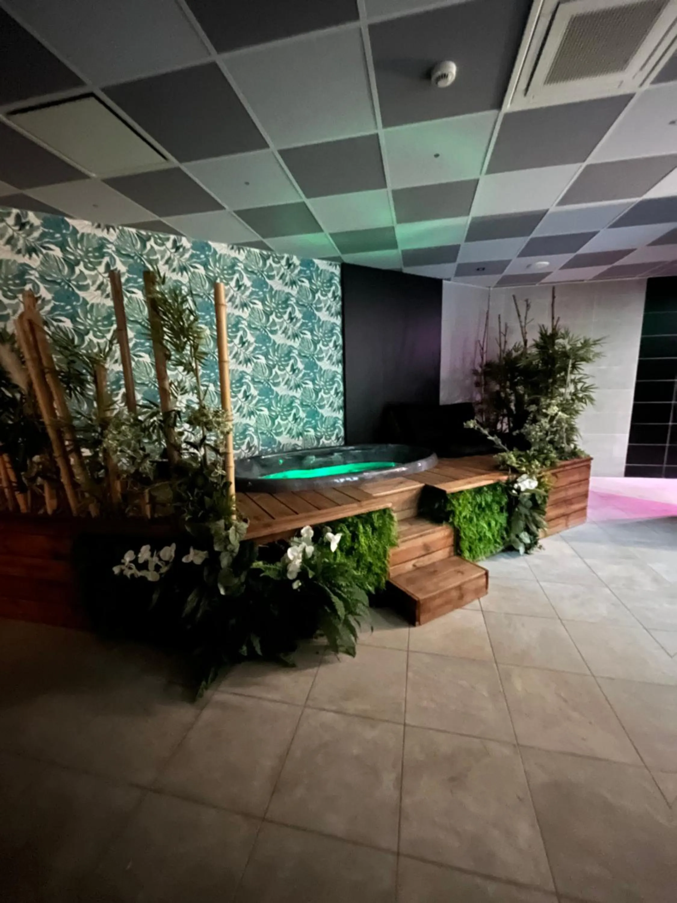 Hot Tub in Logis Hôtel Victor Hugo & Spa