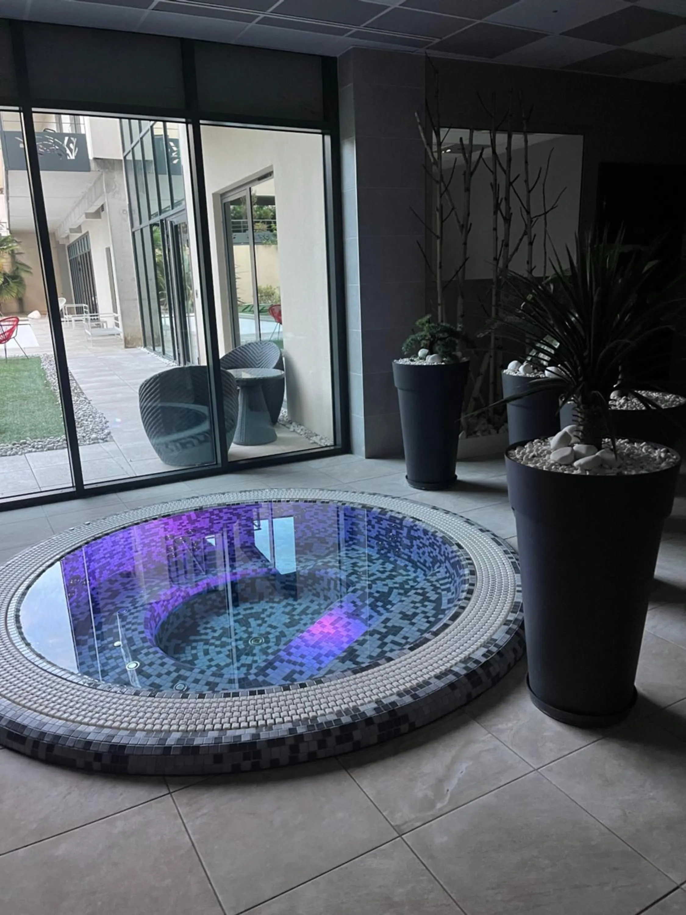 Hot Tub in Logis Hôtel Victor Hugo & Spa