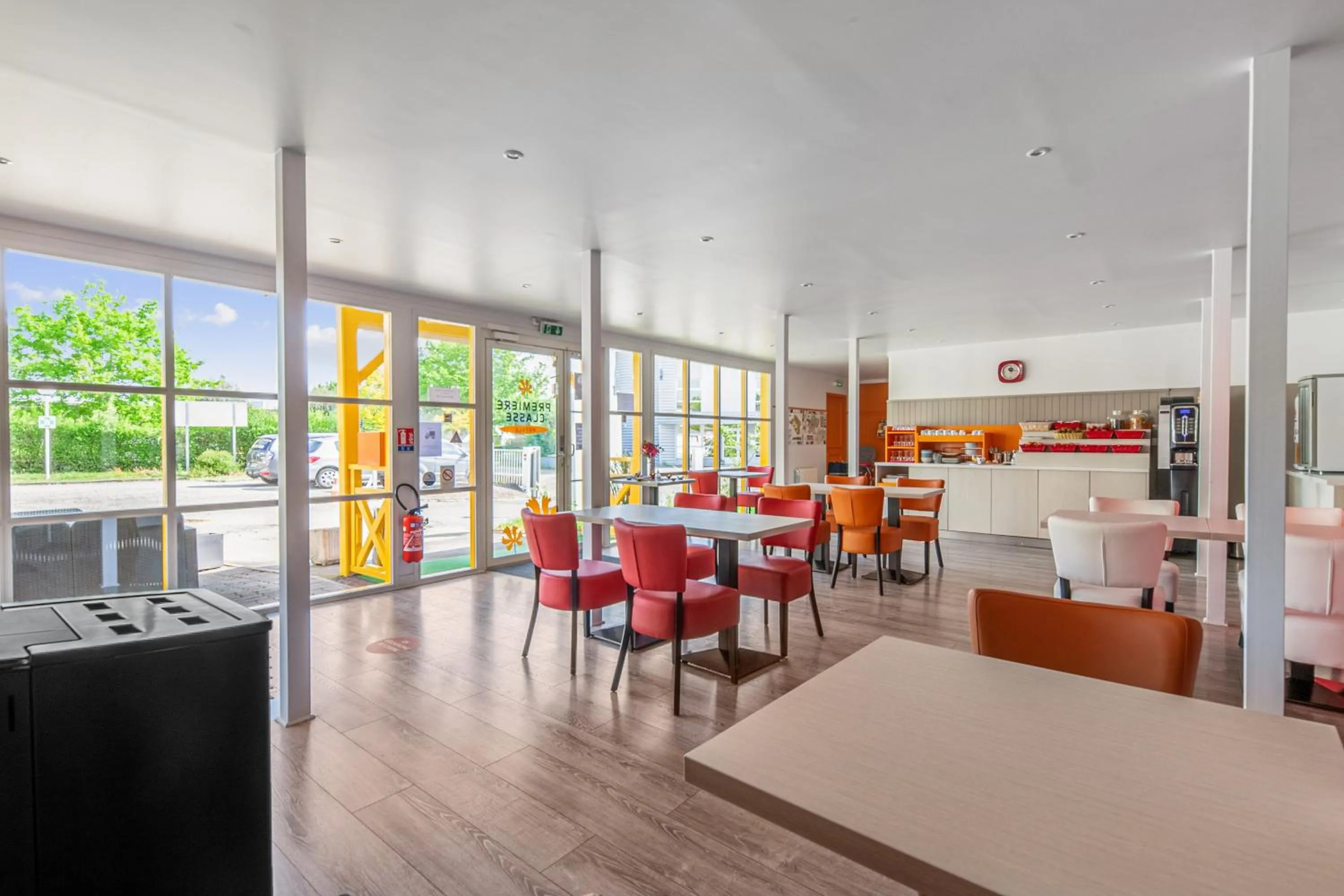 Lobby or reception in Premiere Classe Rennes Ouest - Le Rheu