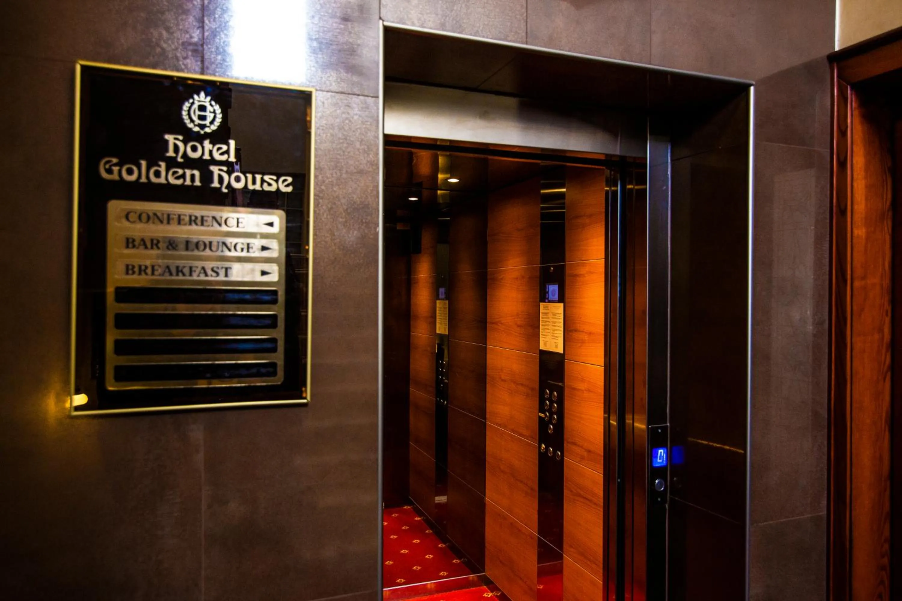 Coffee/tea facilities in Hotel Golden House