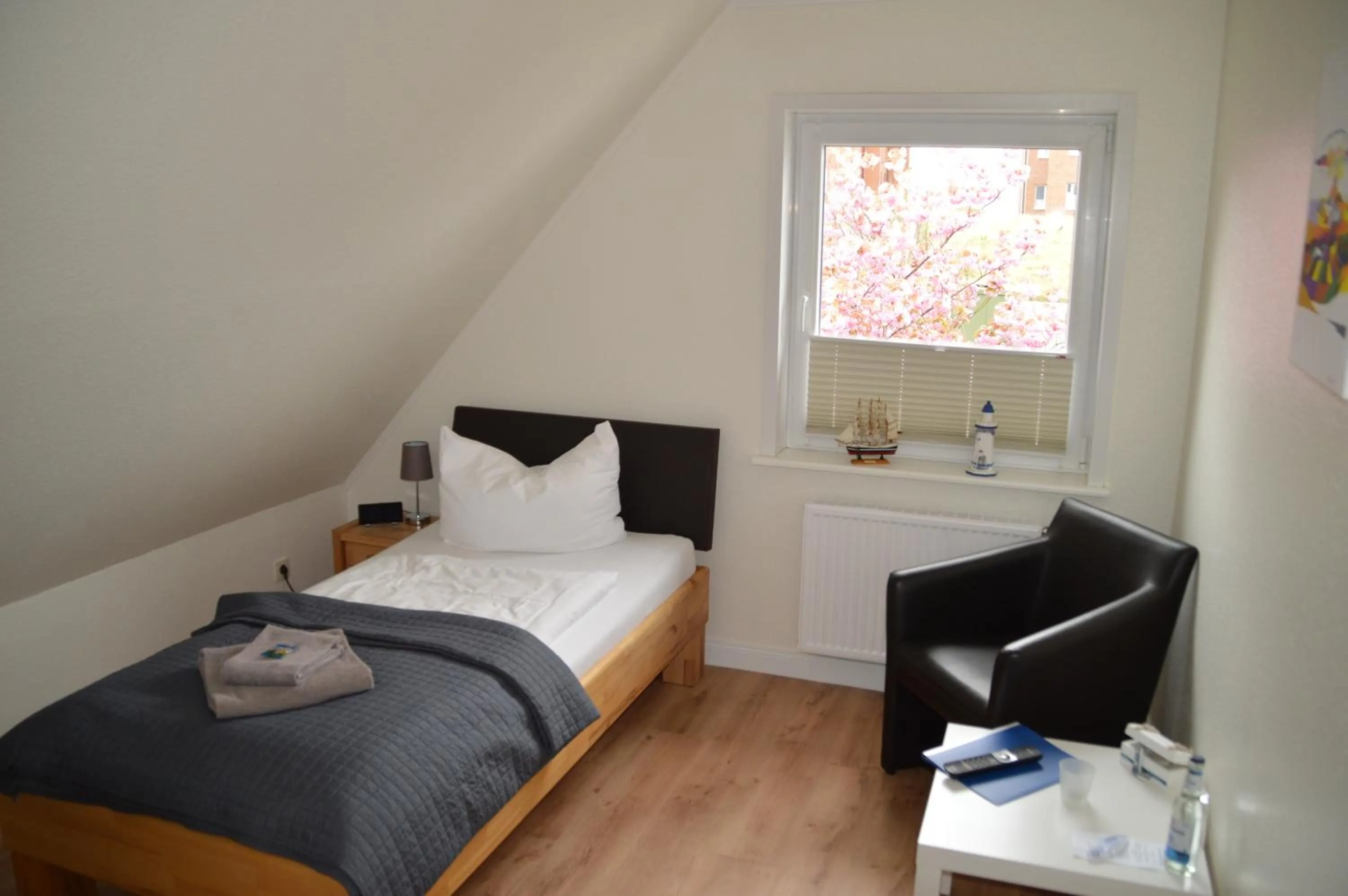 Photo of the whole room, Bed in Hotel Südstrand Amrum