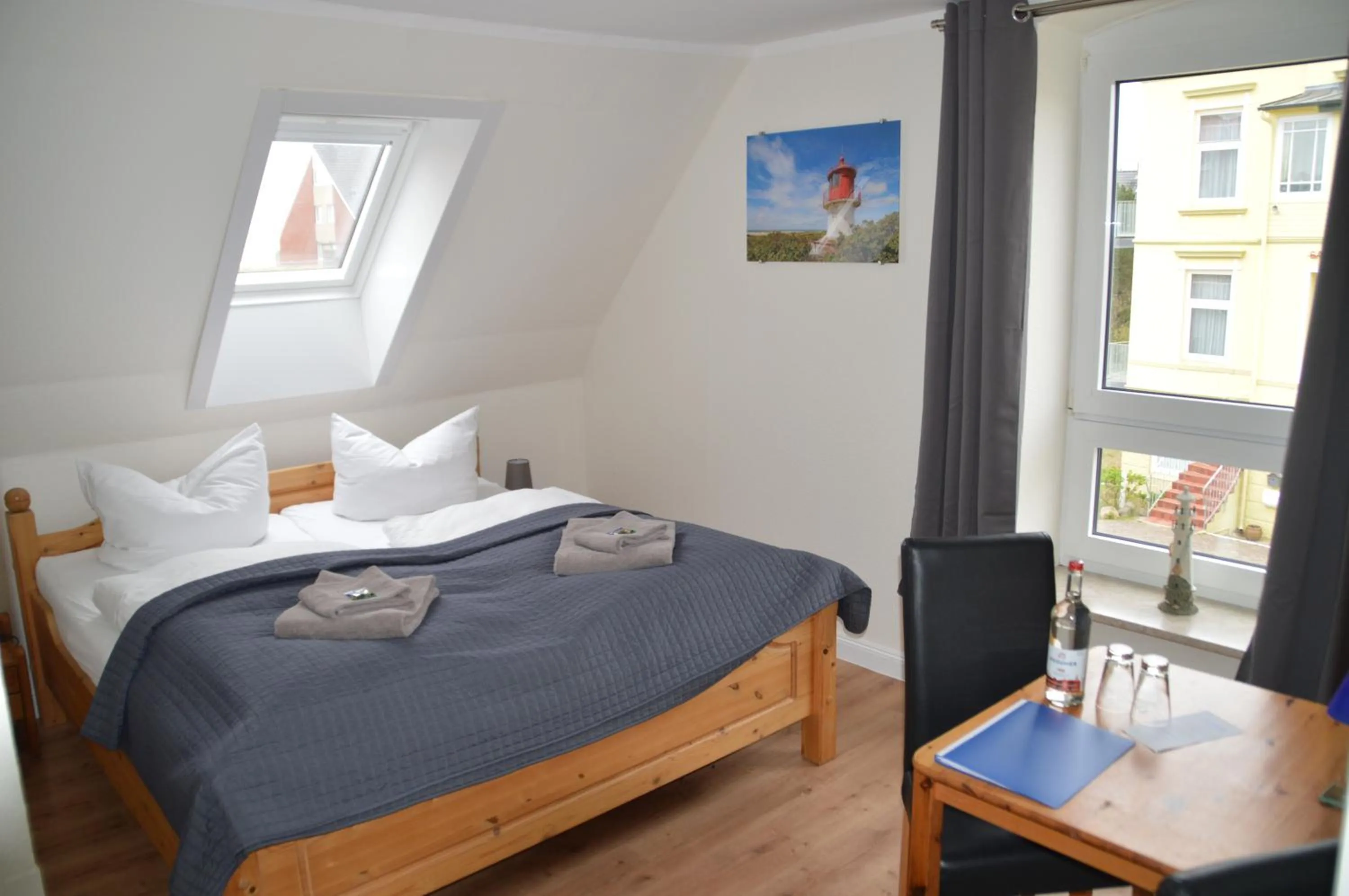 Photo of the whole room, Bed in Hotel Südstrand Amrum