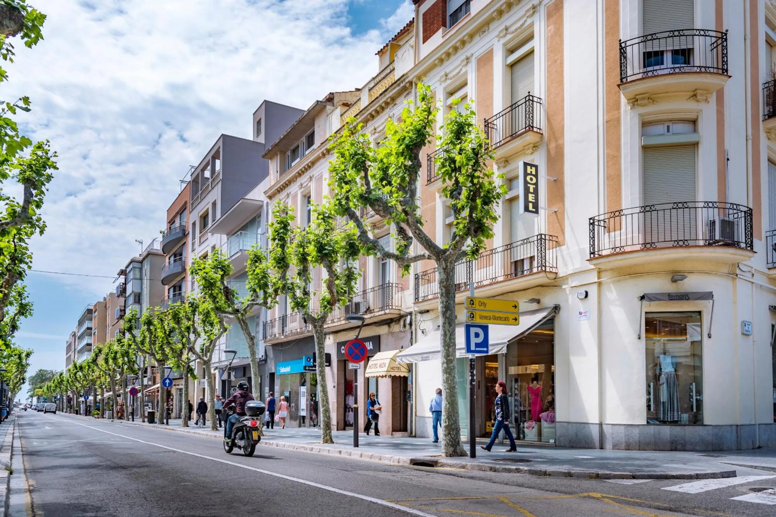 Restaurant/places to eat in Hotel Niza