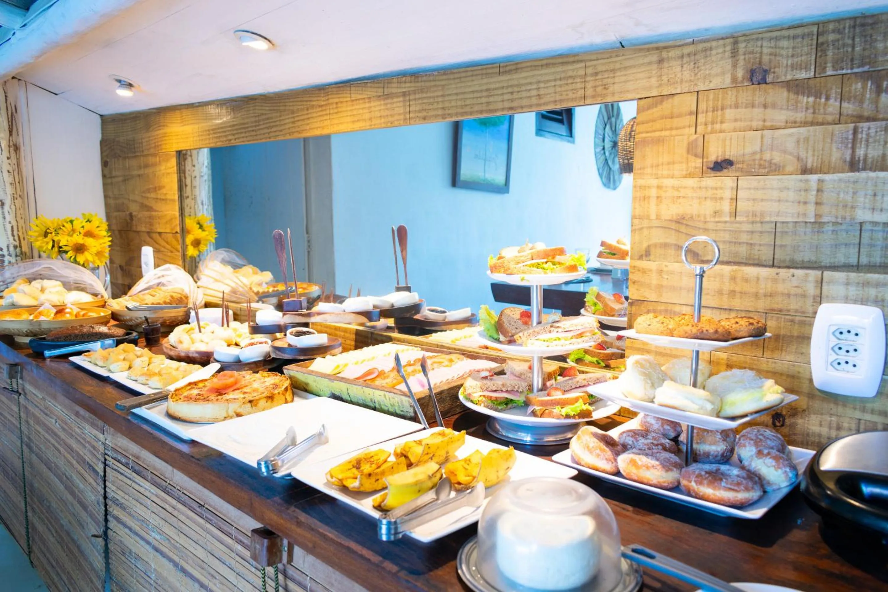 Buffet breakfast in Pousada Jequitibá