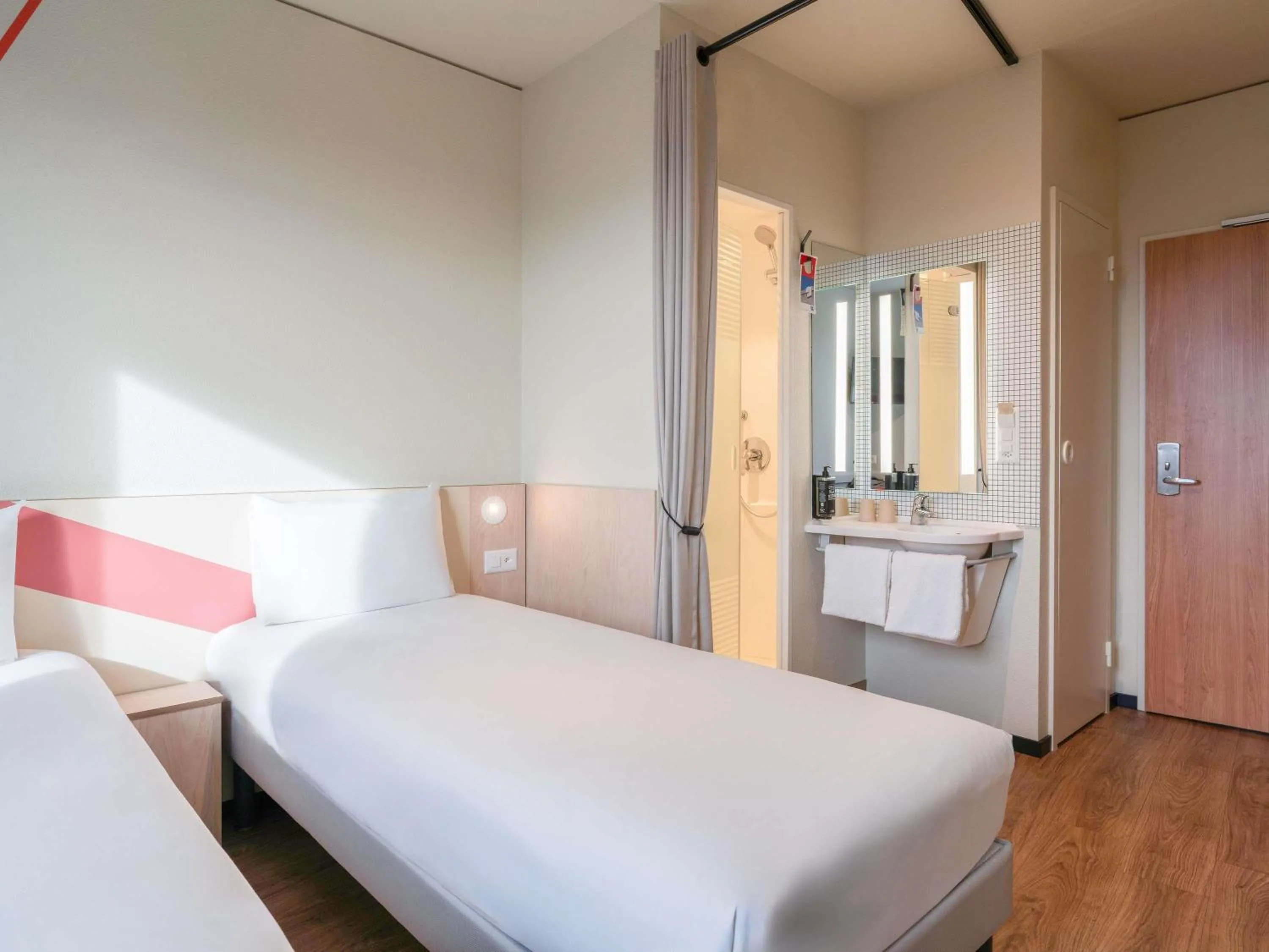 Bedroom, Bed in ibis budget Genève Petit-Lancy