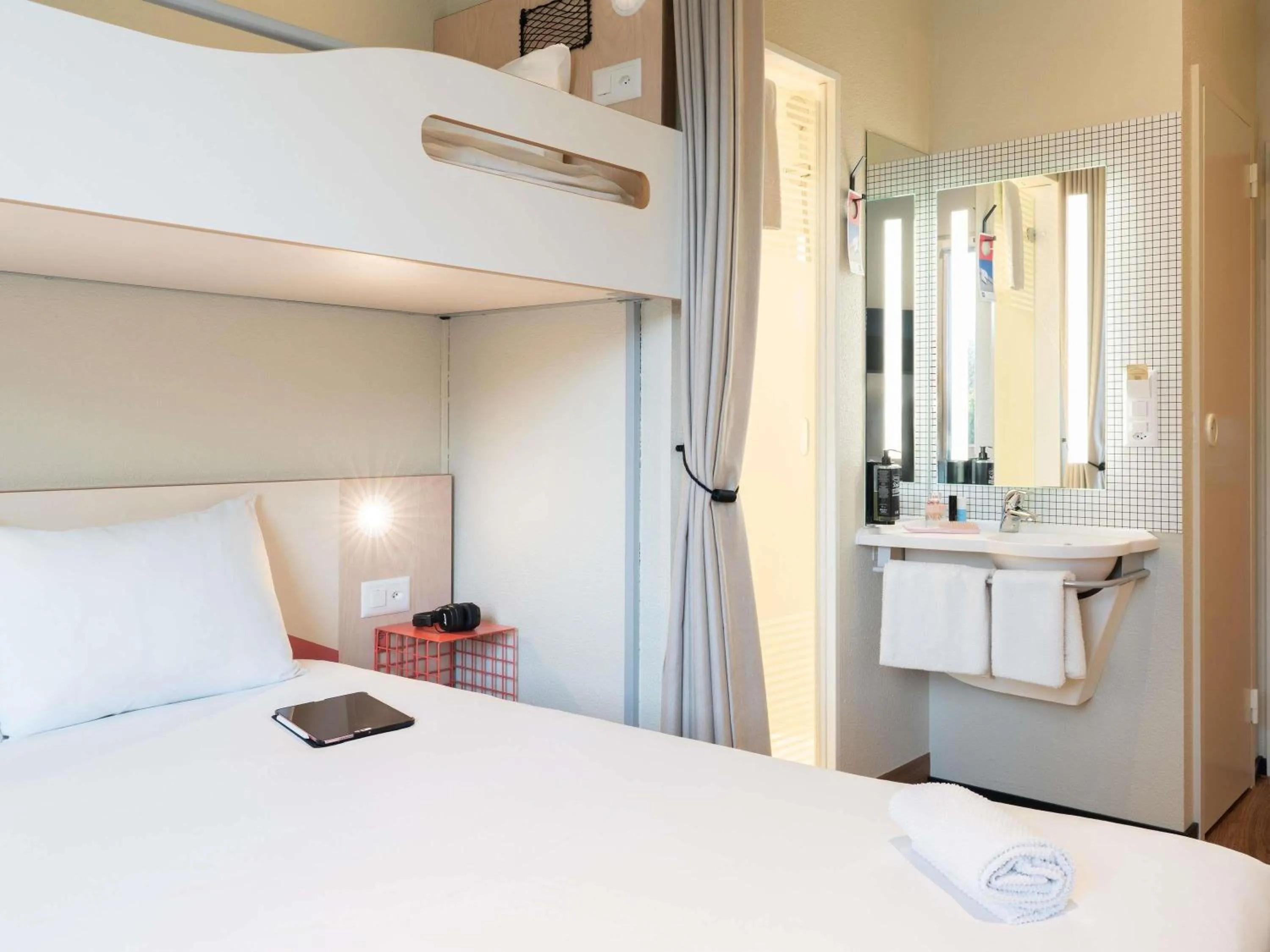 Bedroom, Bed in ibis budget Genève Petit-Lancy