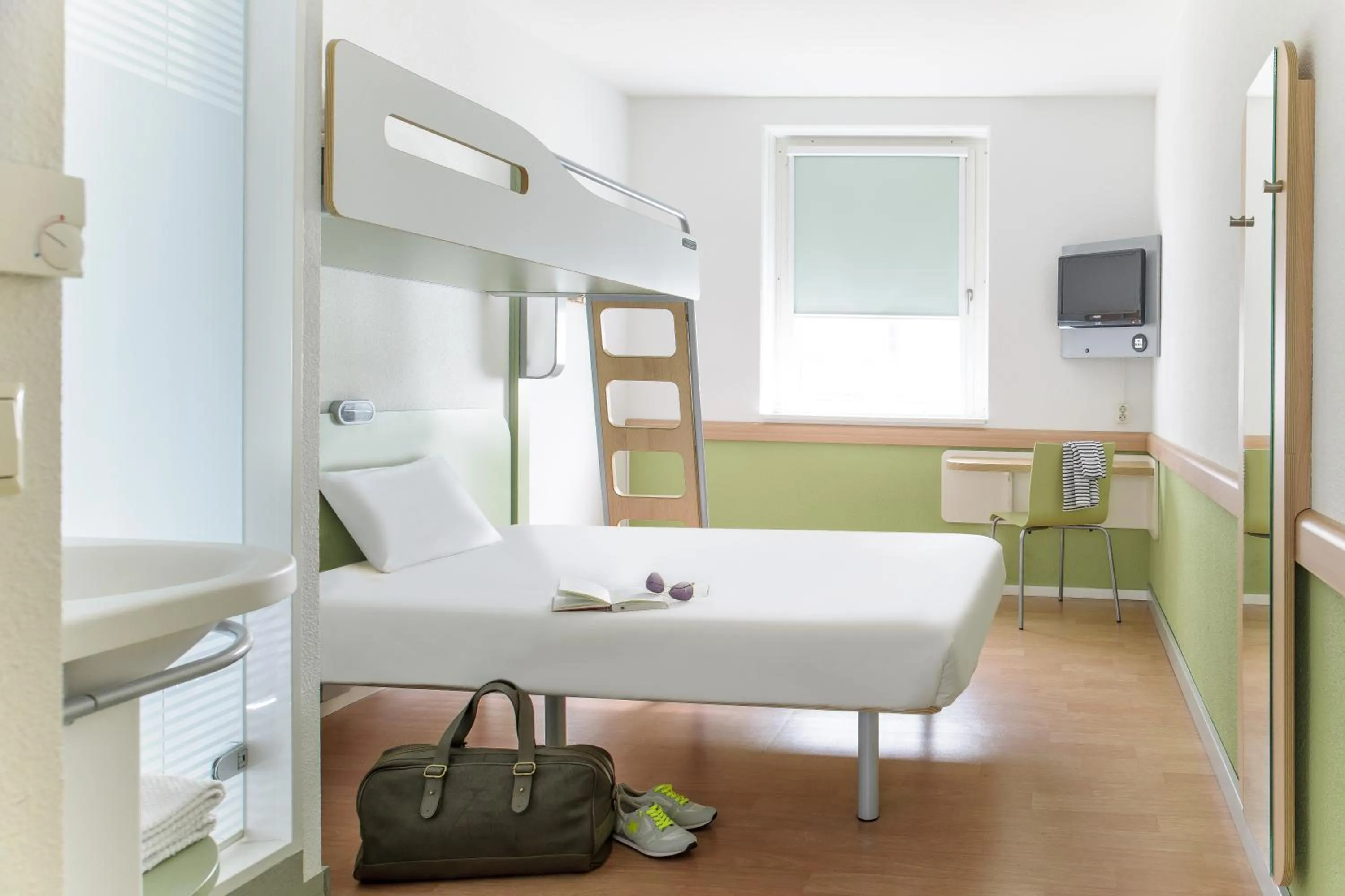 Photo of the whole room, Bed in ibis budget Genève Petit-Lancy