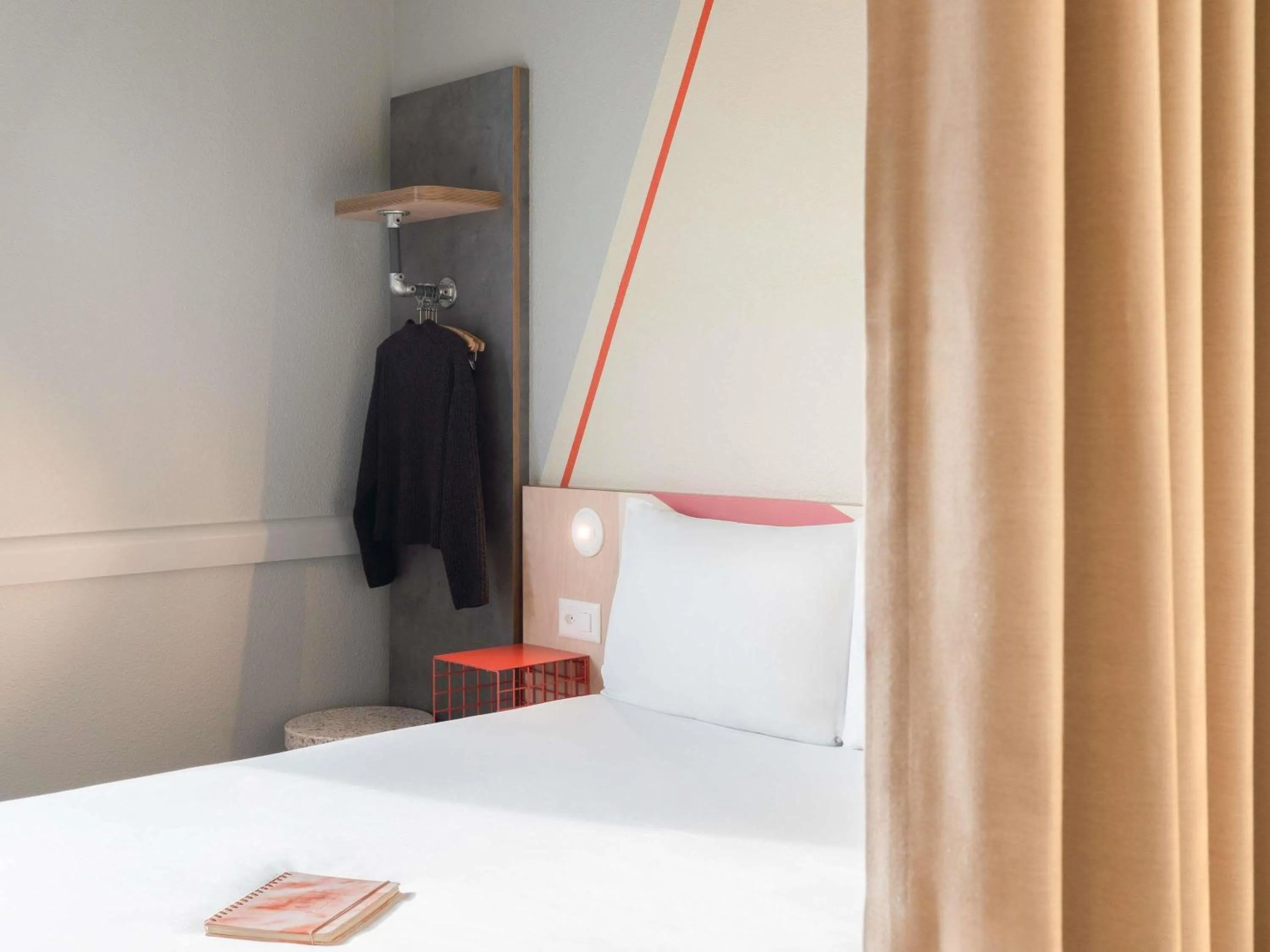 Bedroom, Bed in ibis budget Genève Petit-Lancy