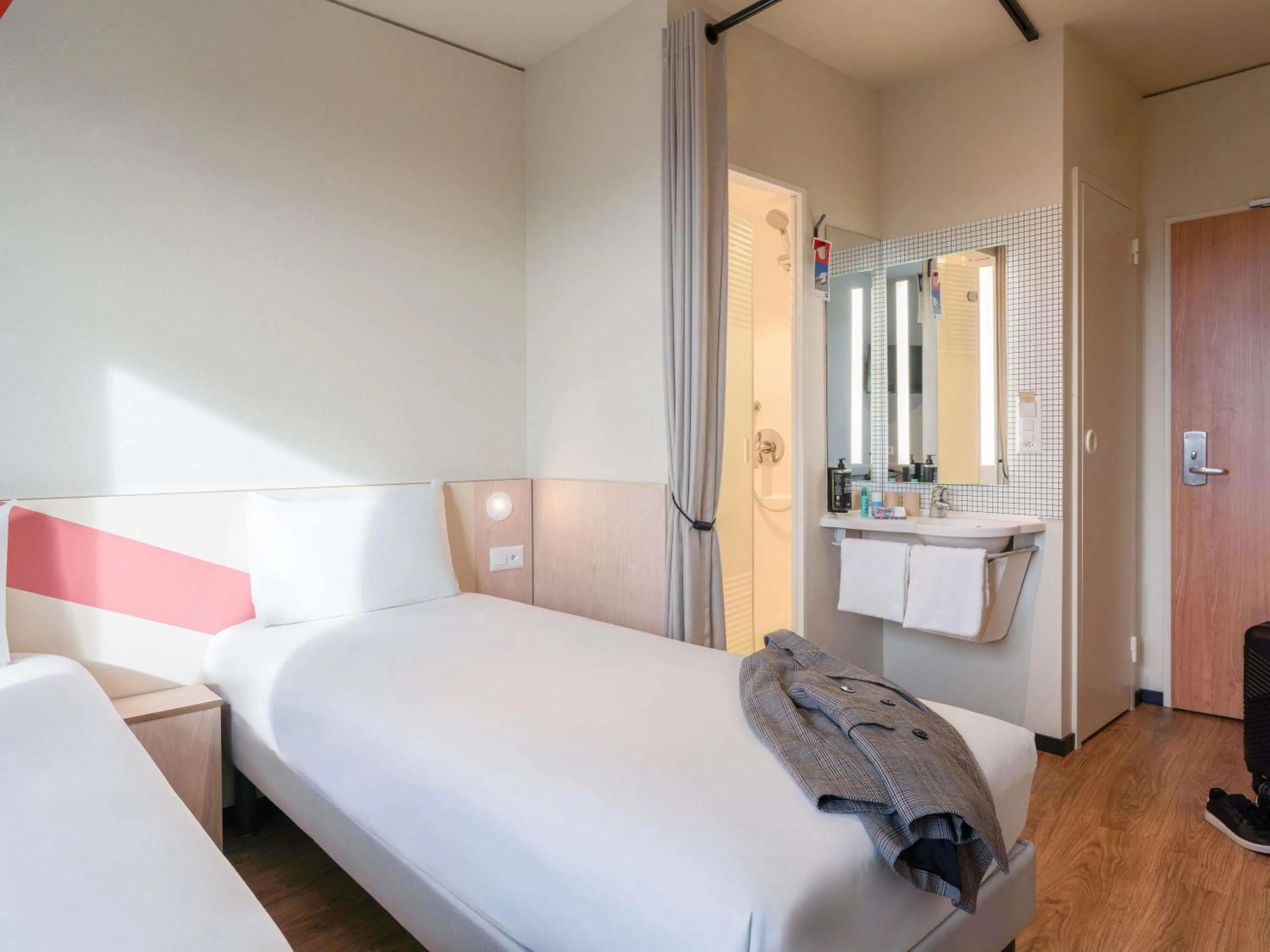 Bedroom, Bed in ibis budget Genève Petit-Lancy