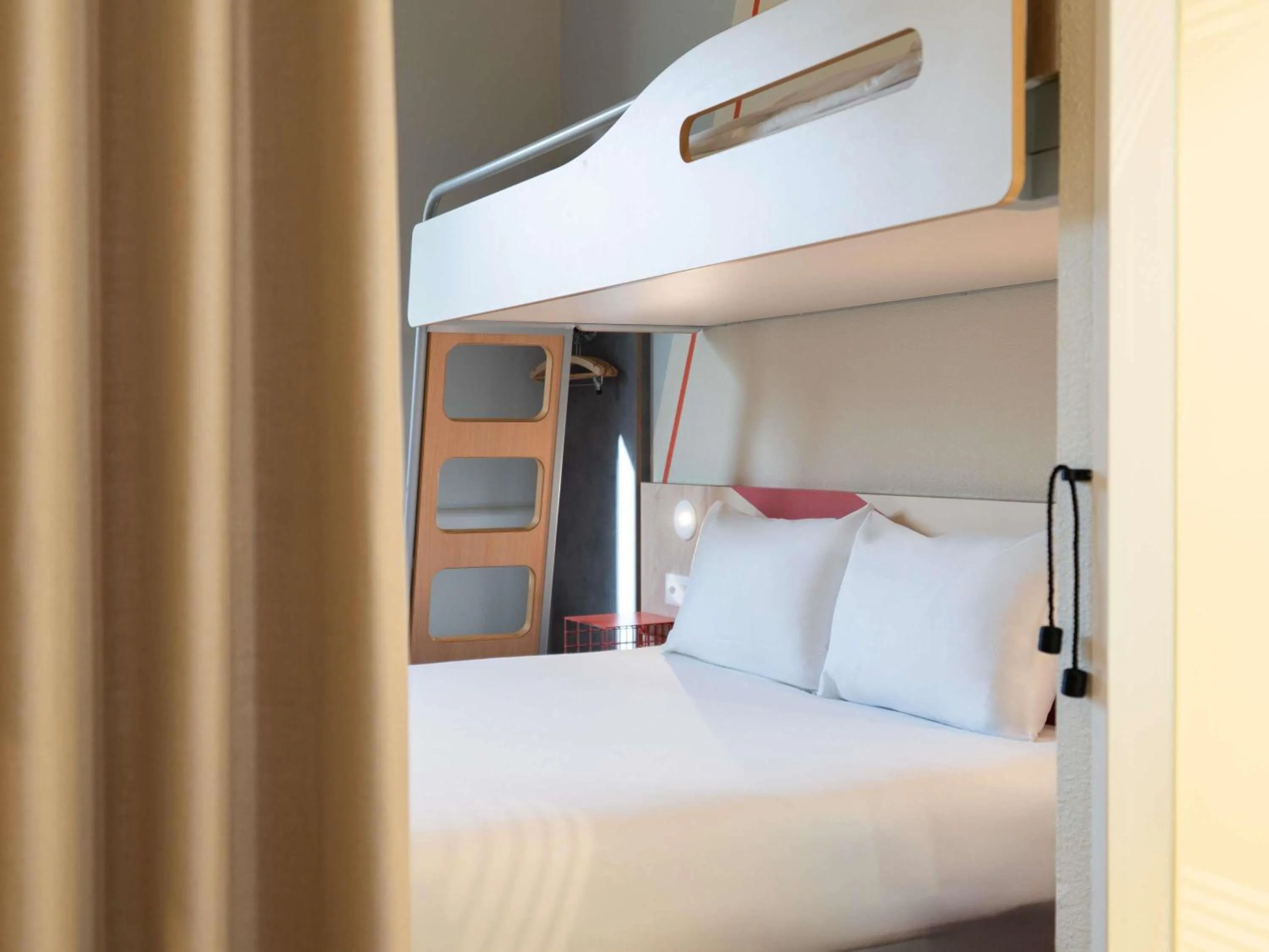 Bedroom, Bed in ibis budget Genève Petit-Lancy