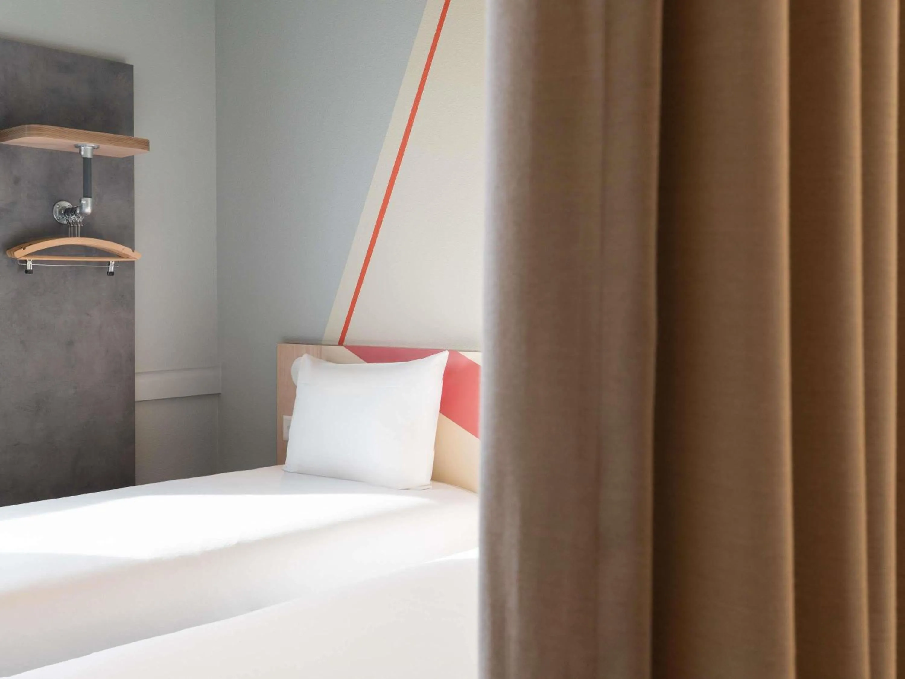 Bedroom, Bed in ibis budget Genève Petit-Lancy