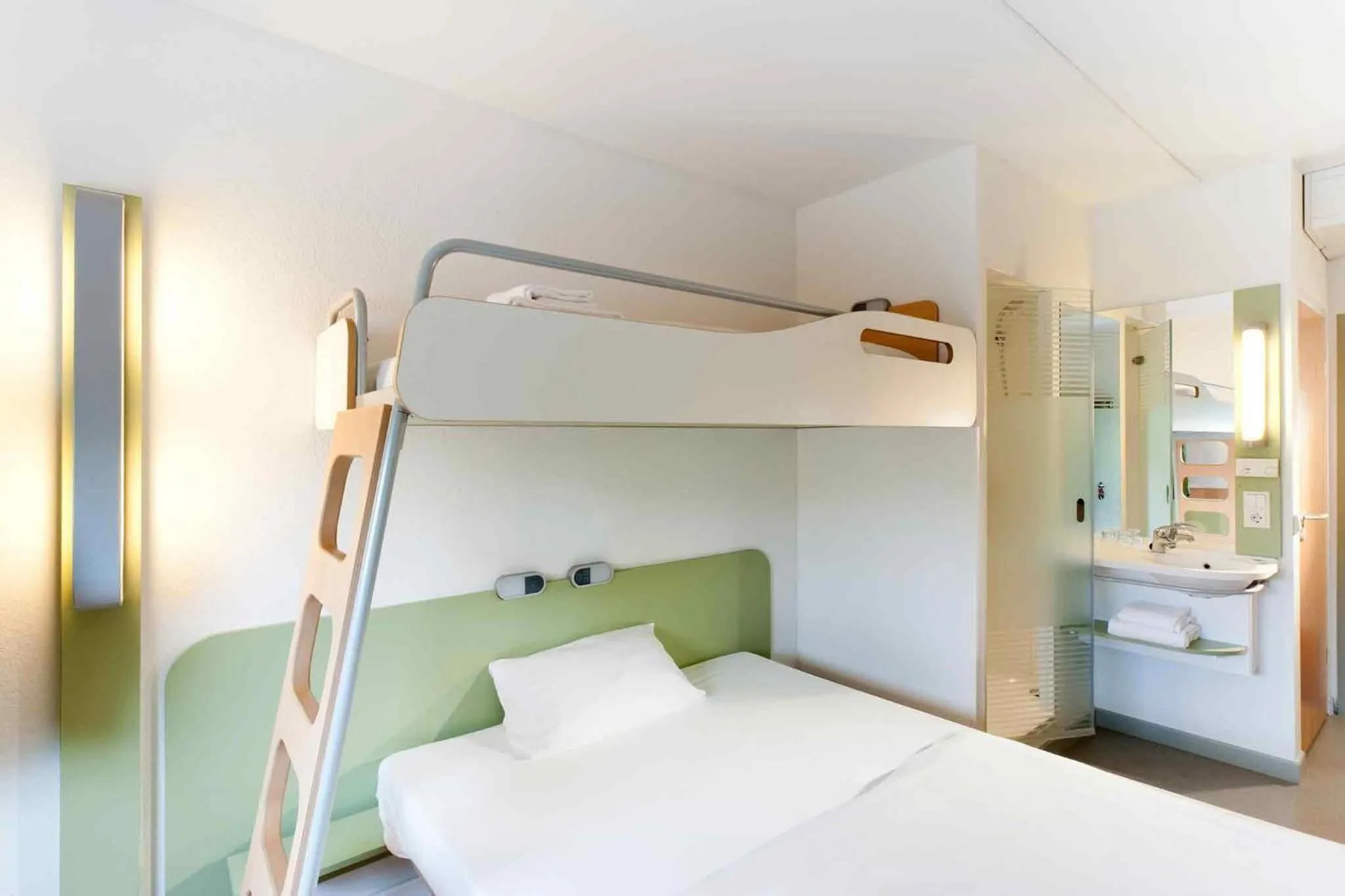 Bedroom, Bed in ibis budget Genève Petit-Lancy