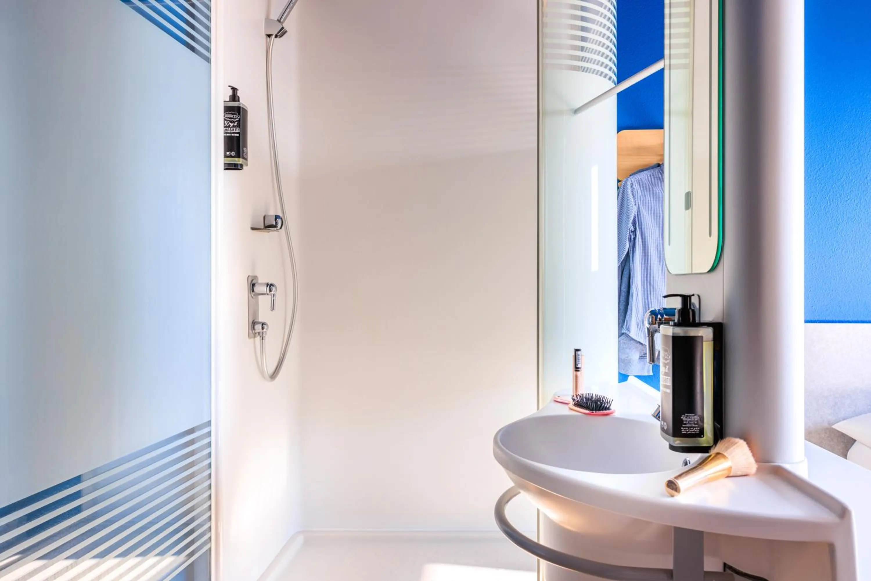 Shower in Ibis budget Lausanne-Bussigny