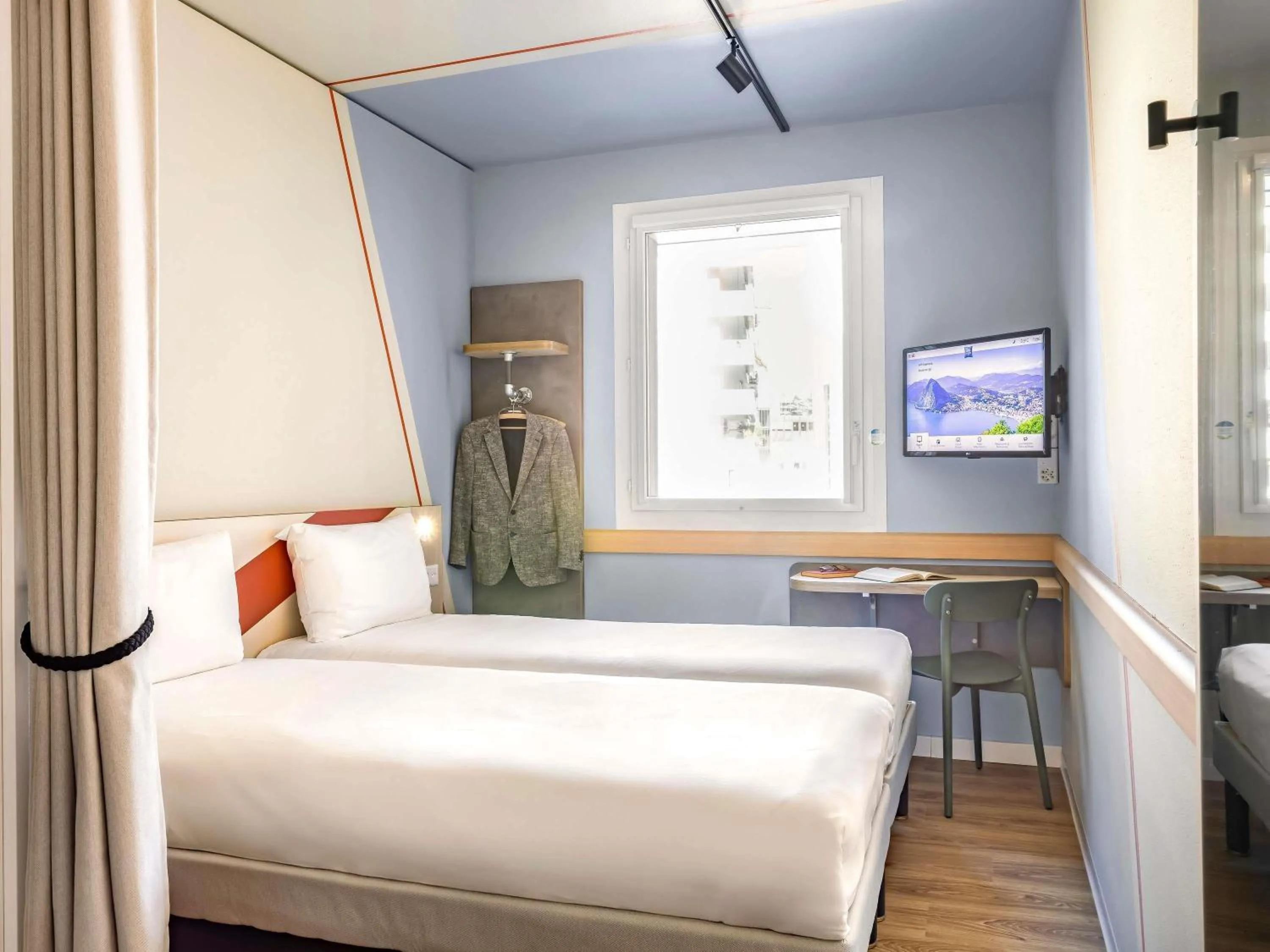 Bedroom, Bed in ibis budget Lugano Paradiso