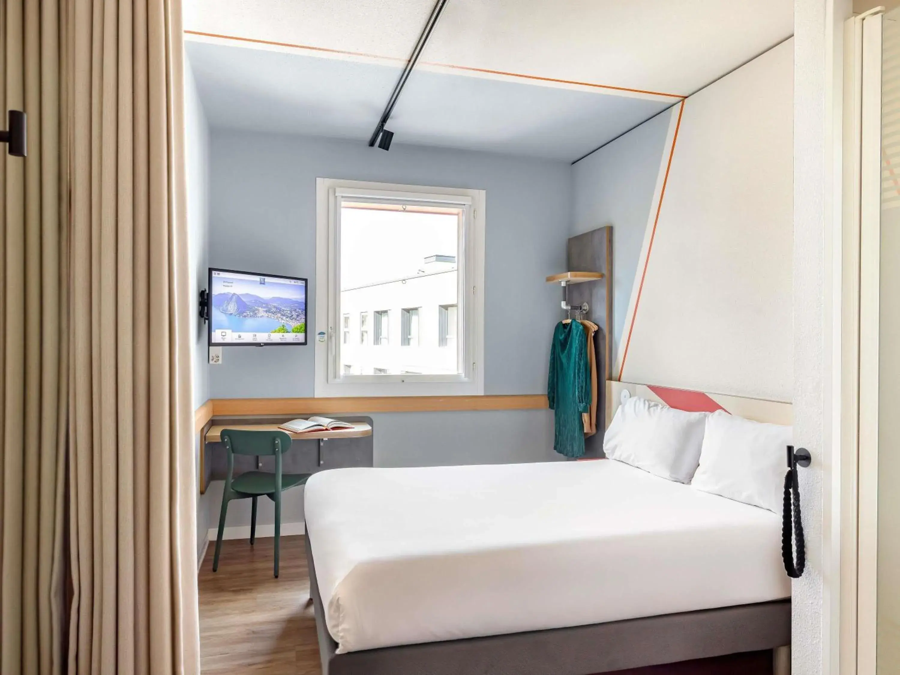 Bedroom, Bed in ibis budget Lugano Paradiso Bedroom, Bed in ibis budget Lugano Paradiso