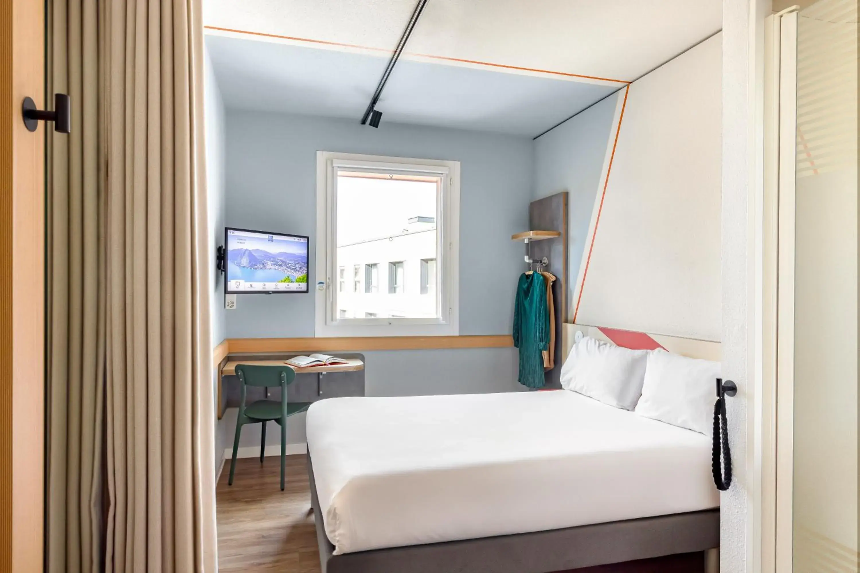 Bedroom, Bed in ibis budget Lugano Paradiso Bedroom, Bed in ibis budget Lugano Paradiso