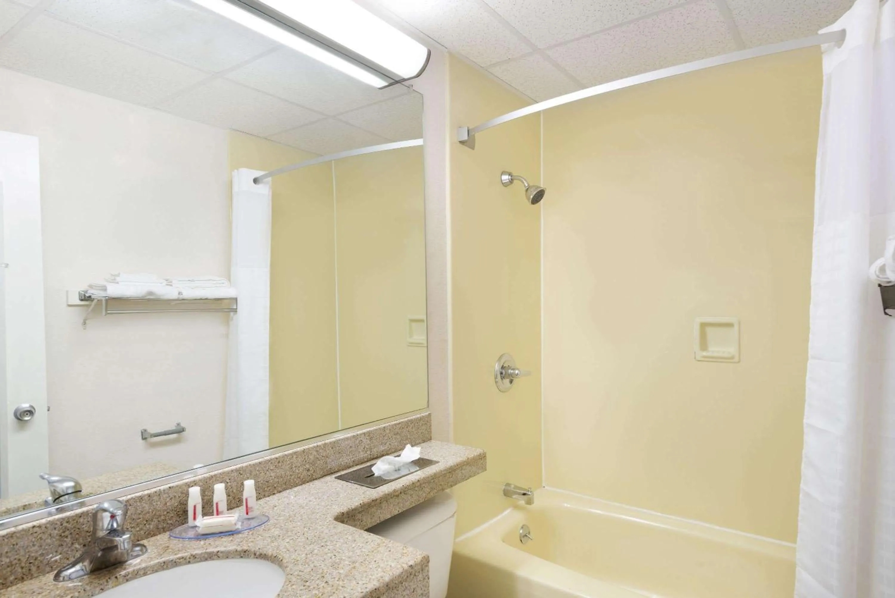 Bathroom in Howard Johnson by Wyndham Newburgh