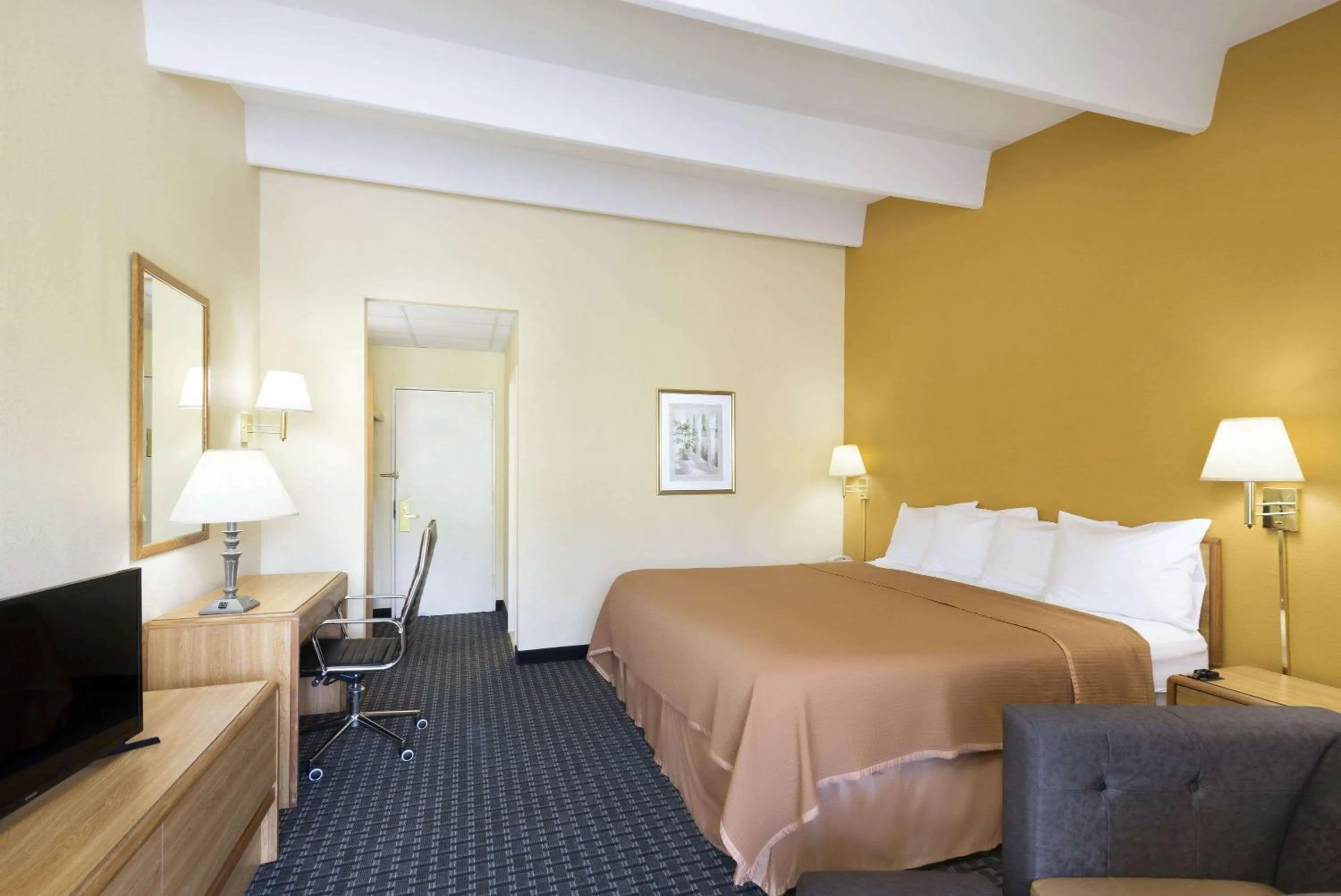 Bedroom, Bed in Howard Johnson by Wyndham Newburgh