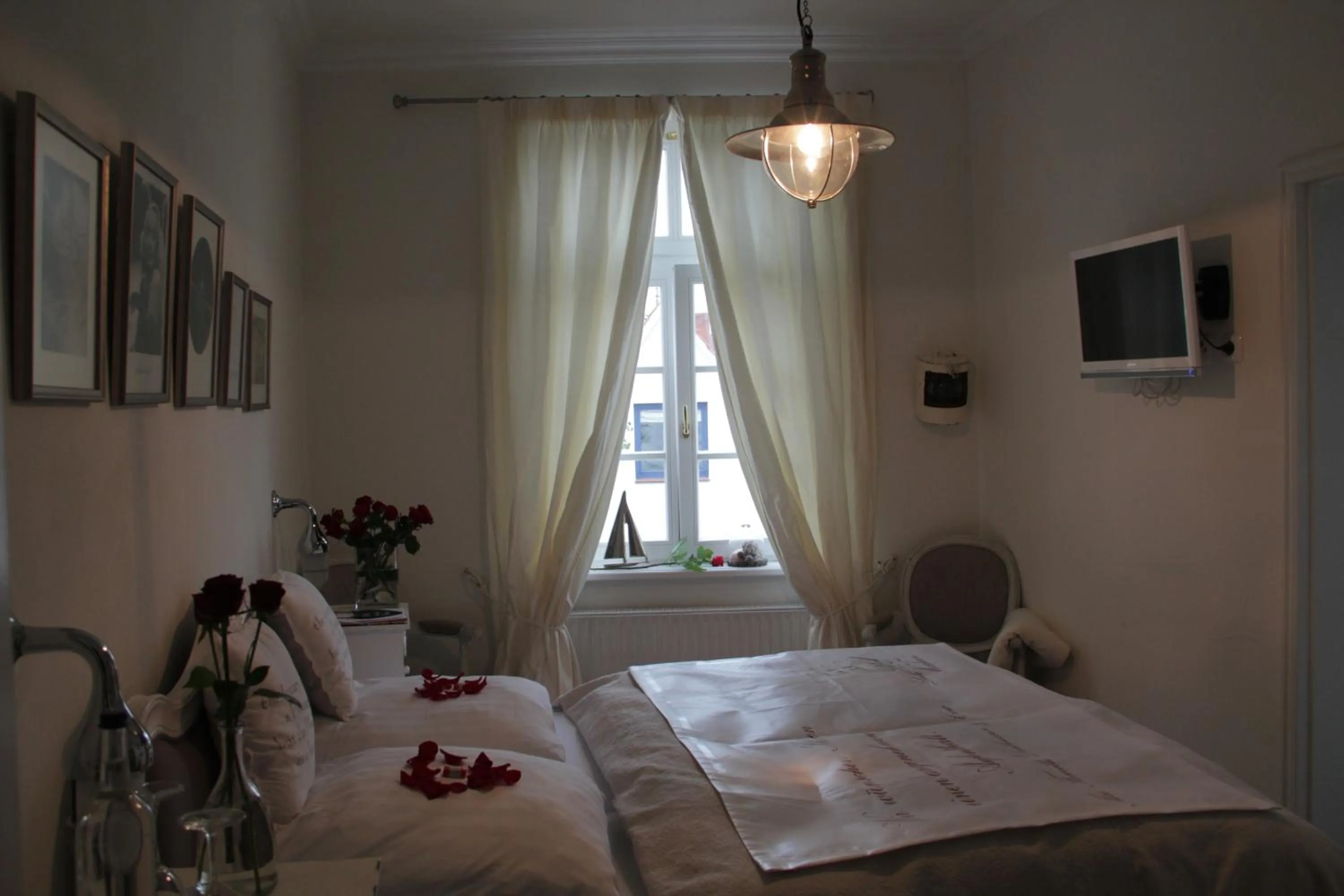 Photo of the whole room, Bed in Hotel Lili Marleen