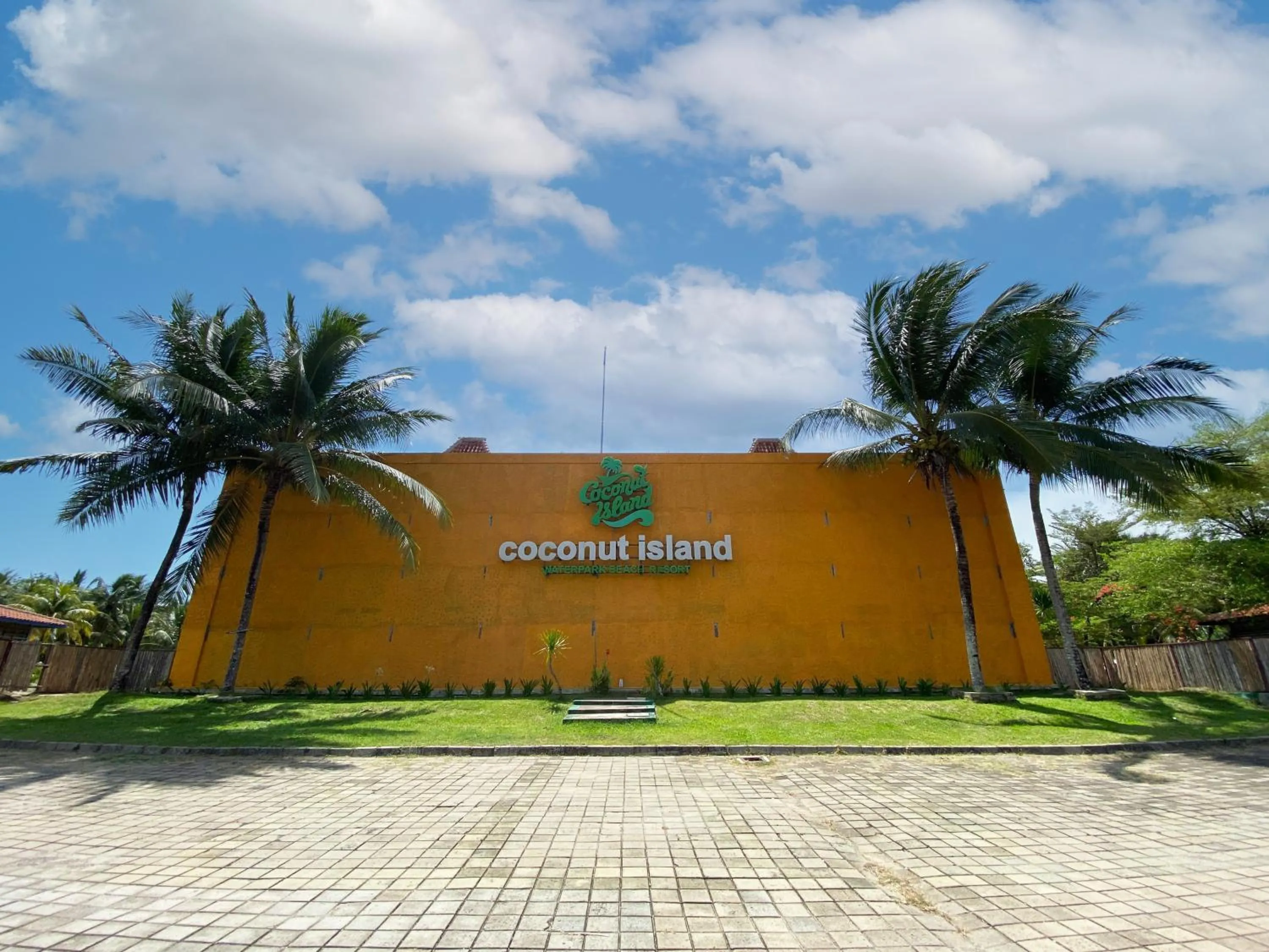 Facade/entrance in Avery Coconut Island Waterpark Beach Resort Carita