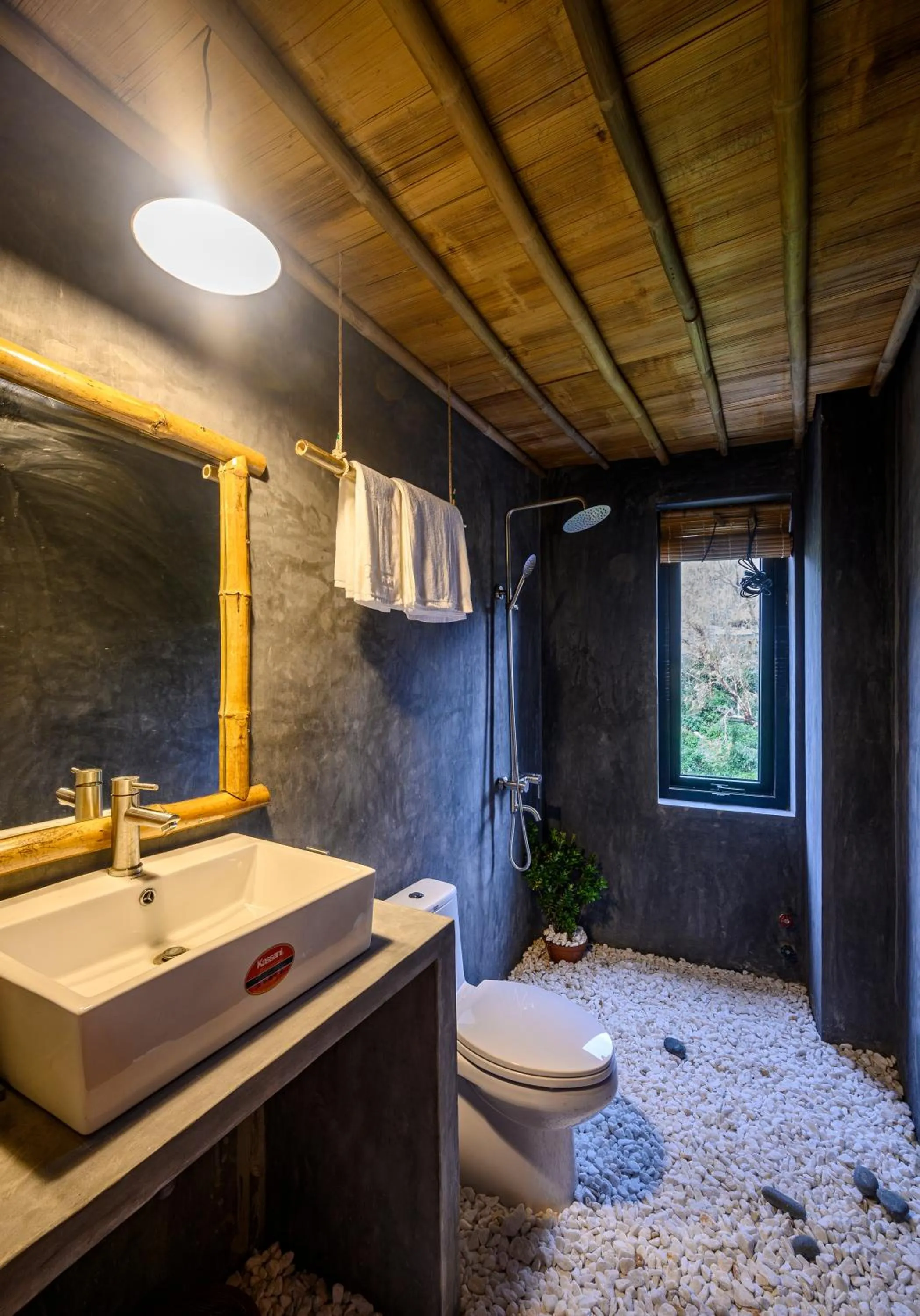 Toilet in Mira Bãi Xếp Quy Nhơn - The Hidden Jewel