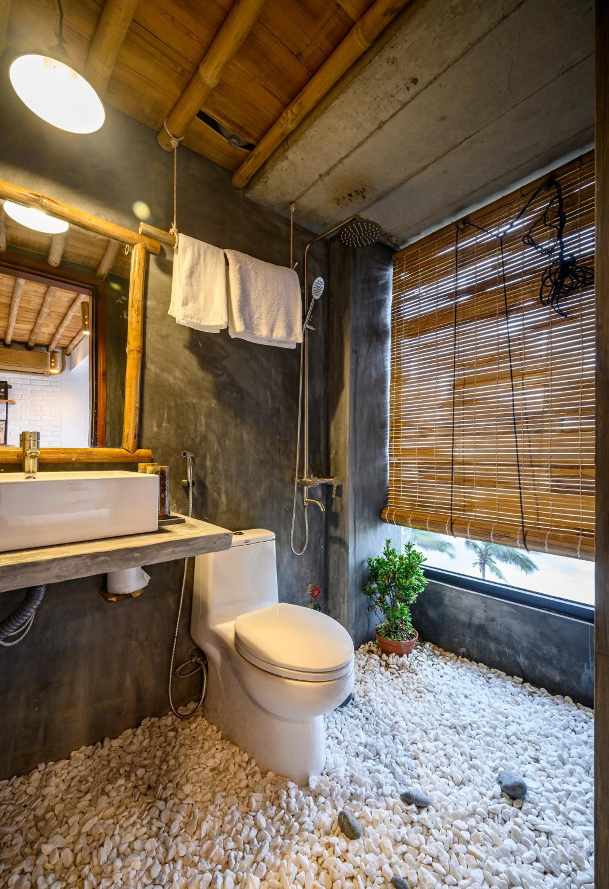 Toilet in Mira Bãi Xếp Quy Nhơn - The Hidden Jewel