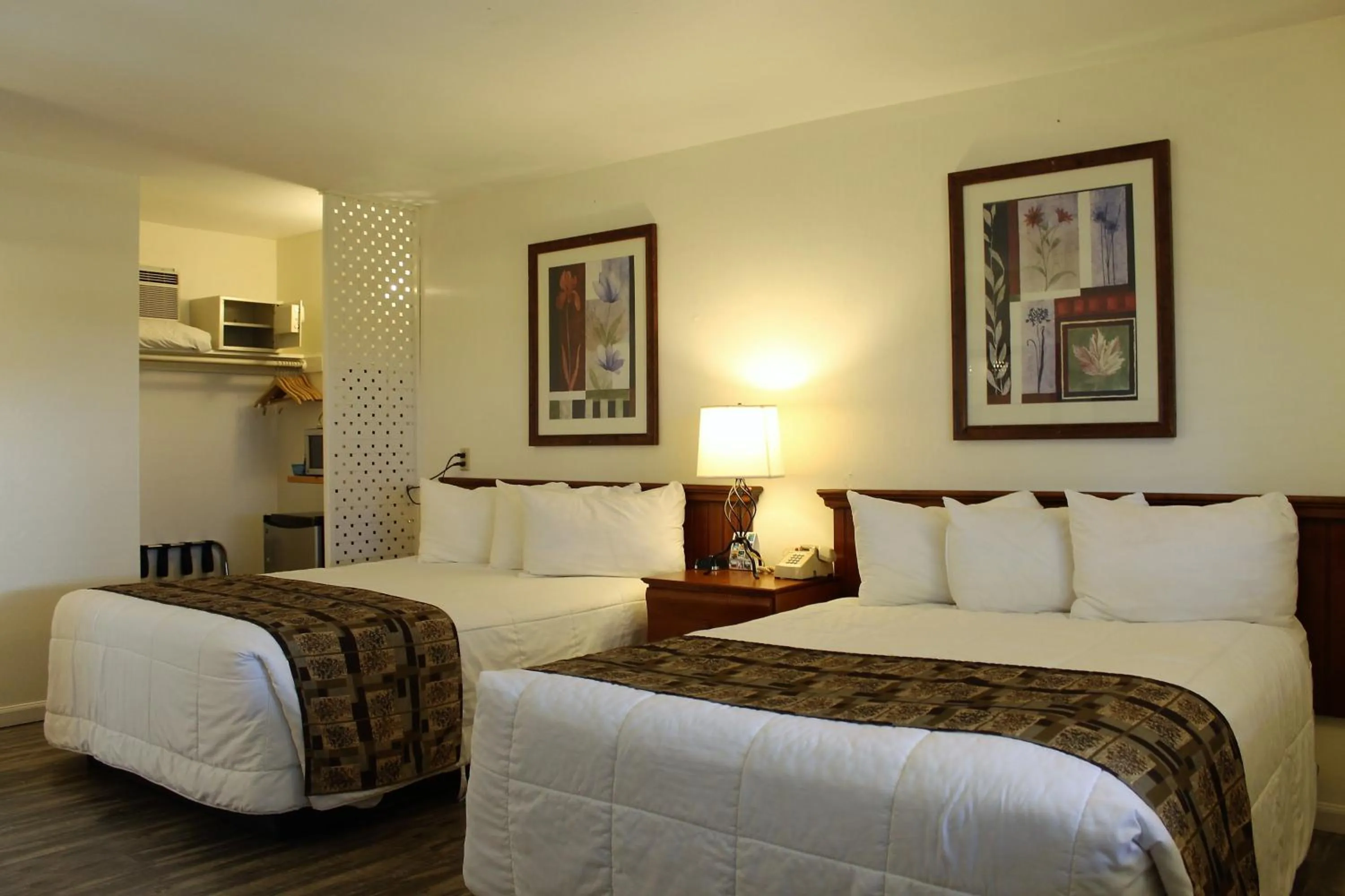 Photo of the whole room, Bed in Big Pines Mountain House