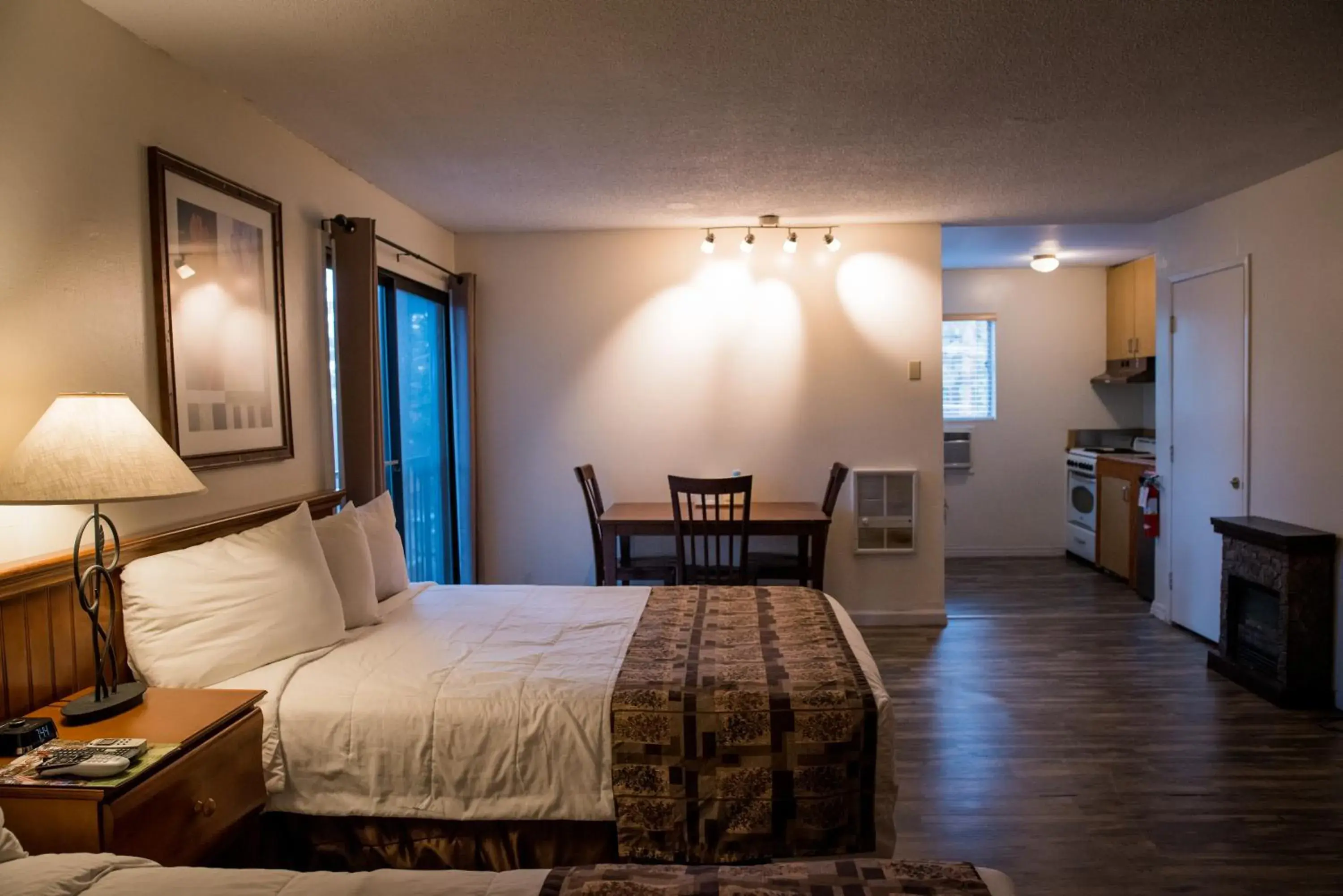 Photo of the whole room, Bed in Big Pines Mountain House Photo of the whole room, Bed in Big Pines Mountain House