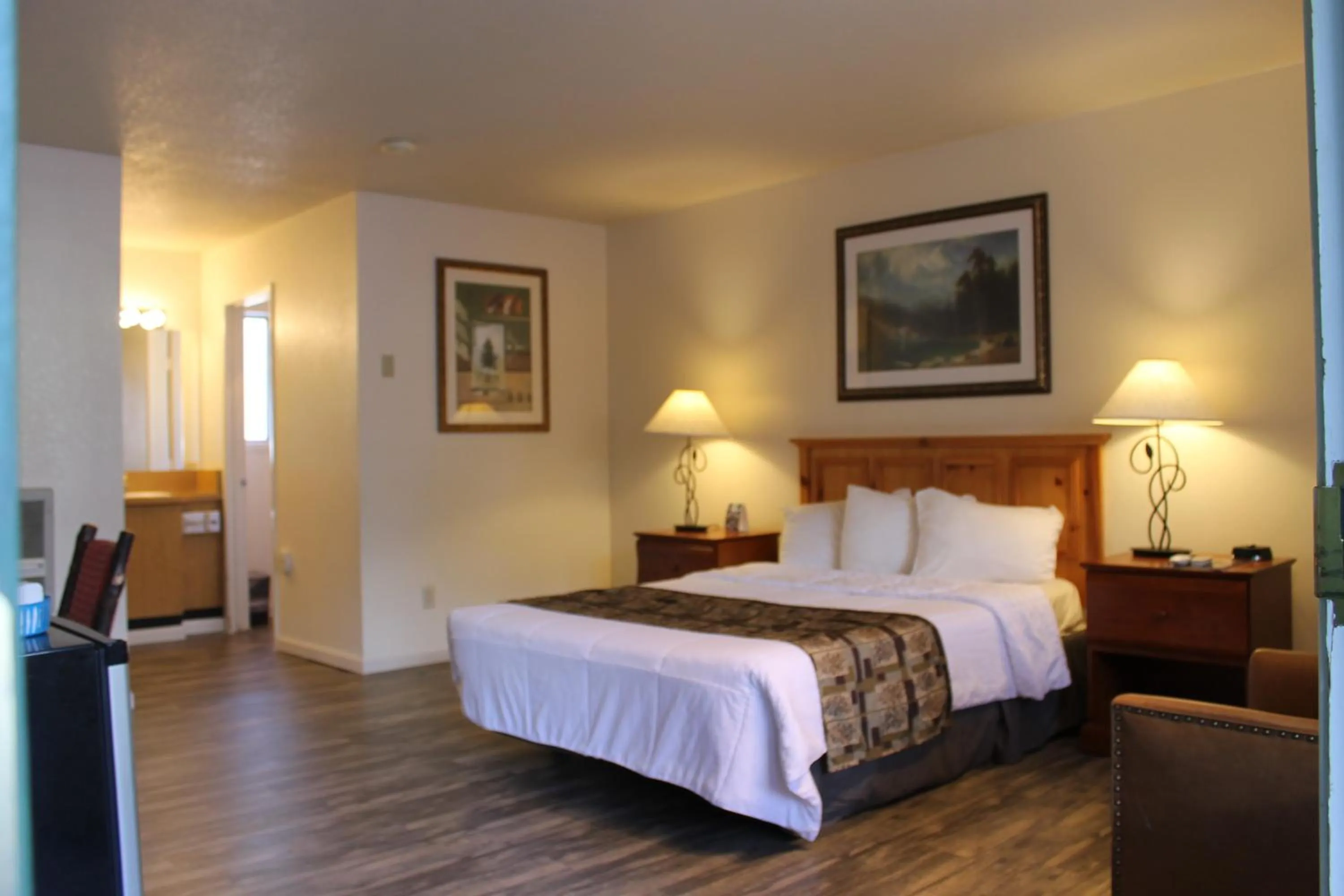 Photo of the whole room, Bed in Big Pines Mountain House