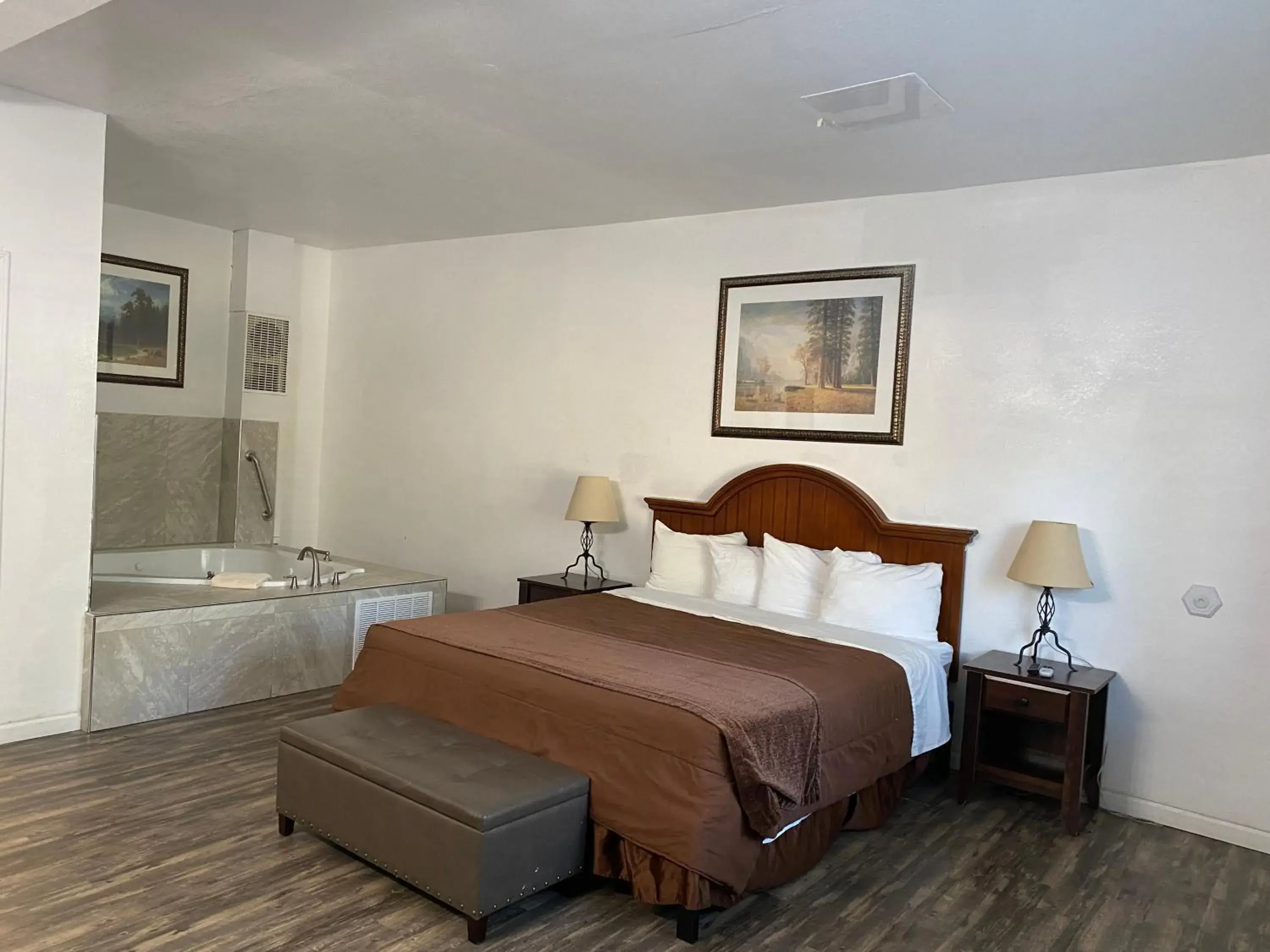 Photo of the whole room, Bed in Big Pines Mountain House Photo of the whole room, Bed in Big Pines Mountain House