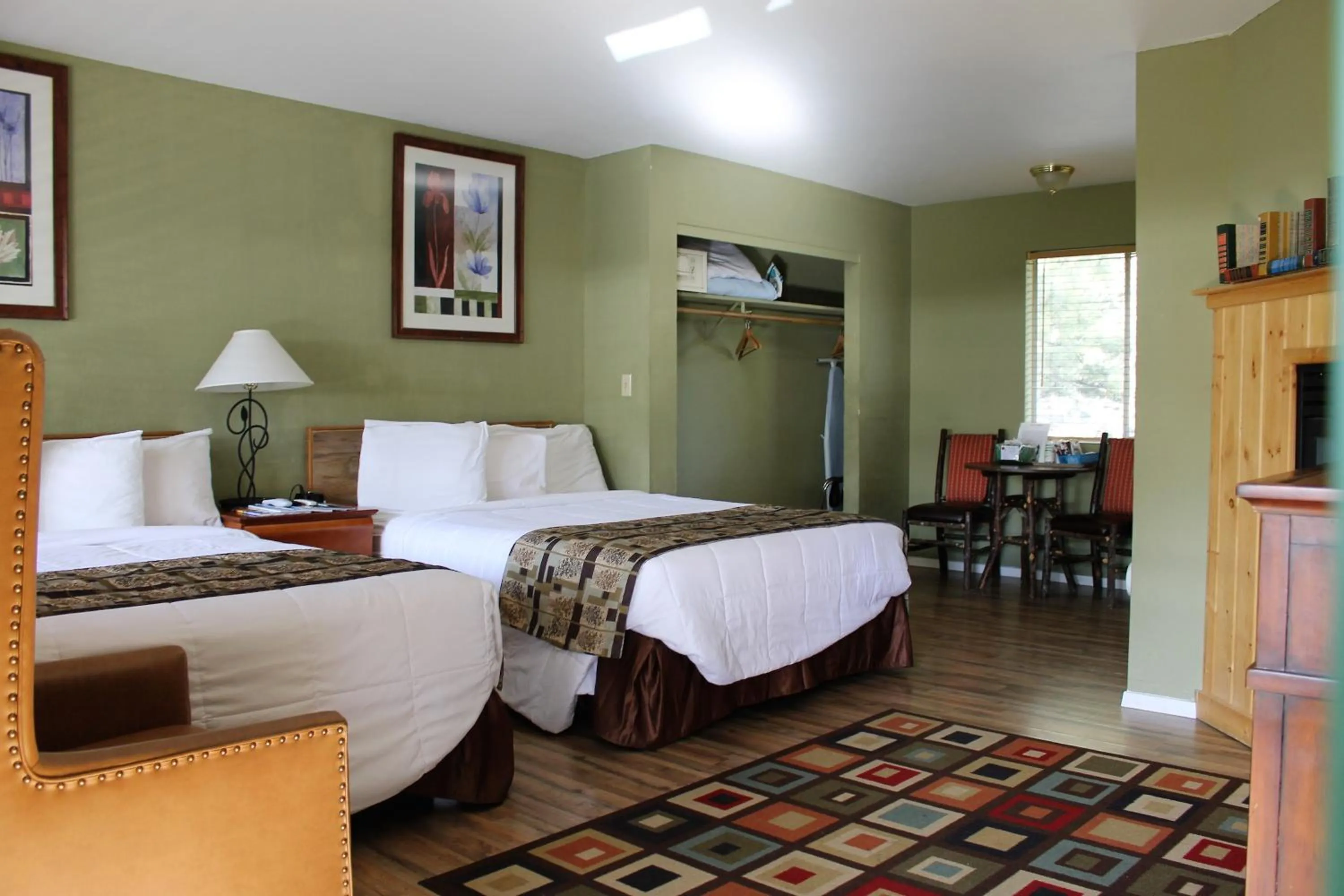 Photo of the whole room, Bed in Big Pines Mountain House