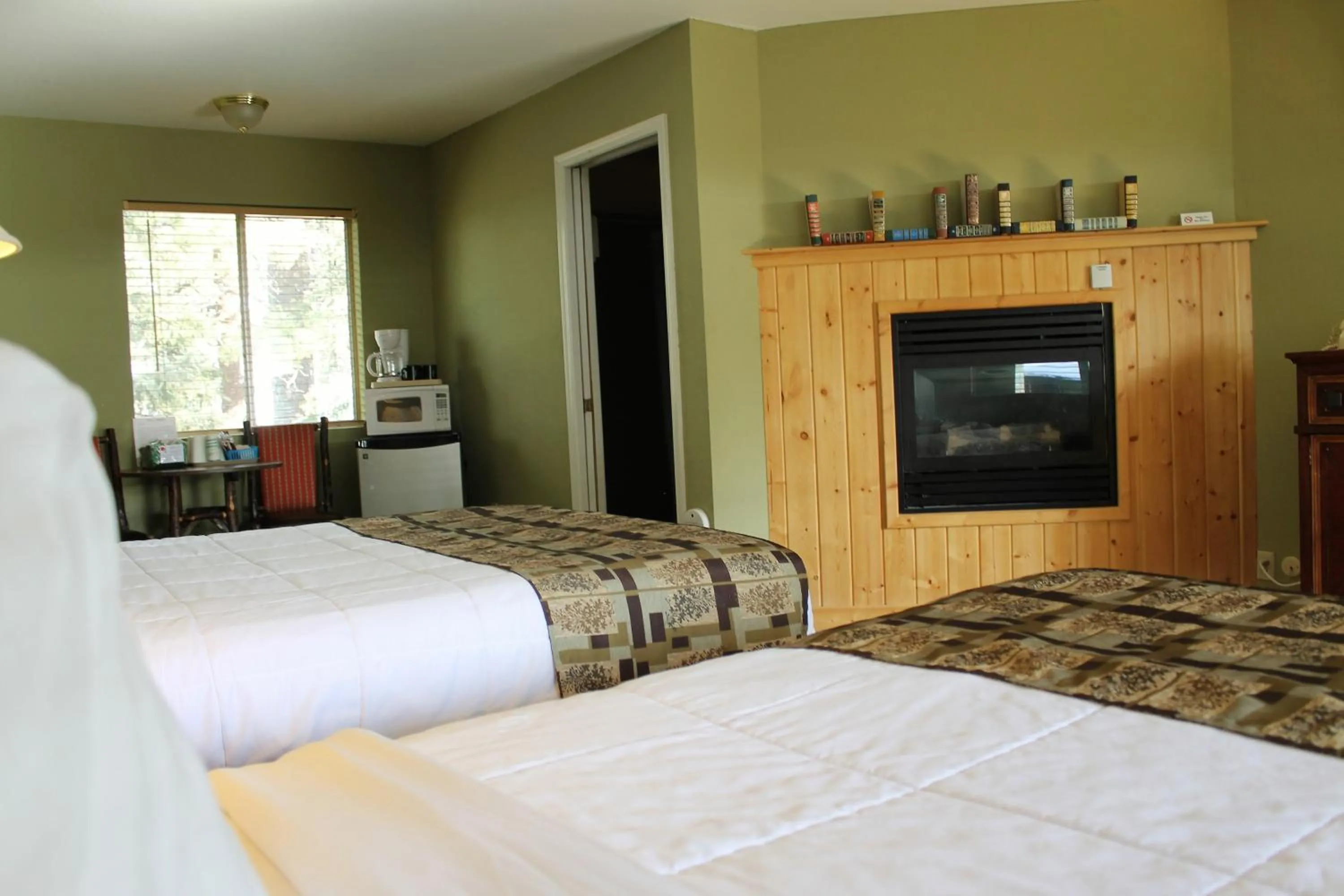 Photo of the whole room, Bed in Big Pines Mountain House